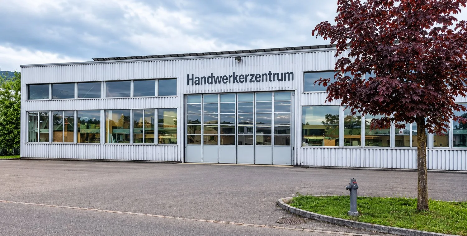 Vielseitige Gewerbe- und Lagerflächen in Samstagern – ideal auch als Handwerkerzentrum