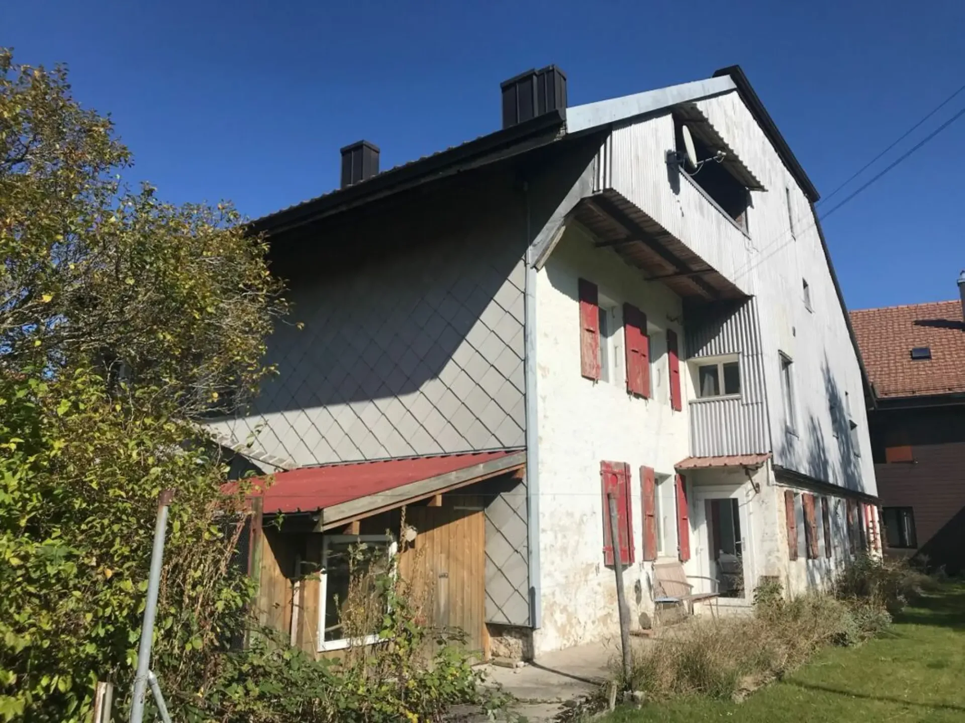 Einst zu verwandelndes Dorfhaus mit gültiger Baugenehmigung für eine Einfamilienvilla