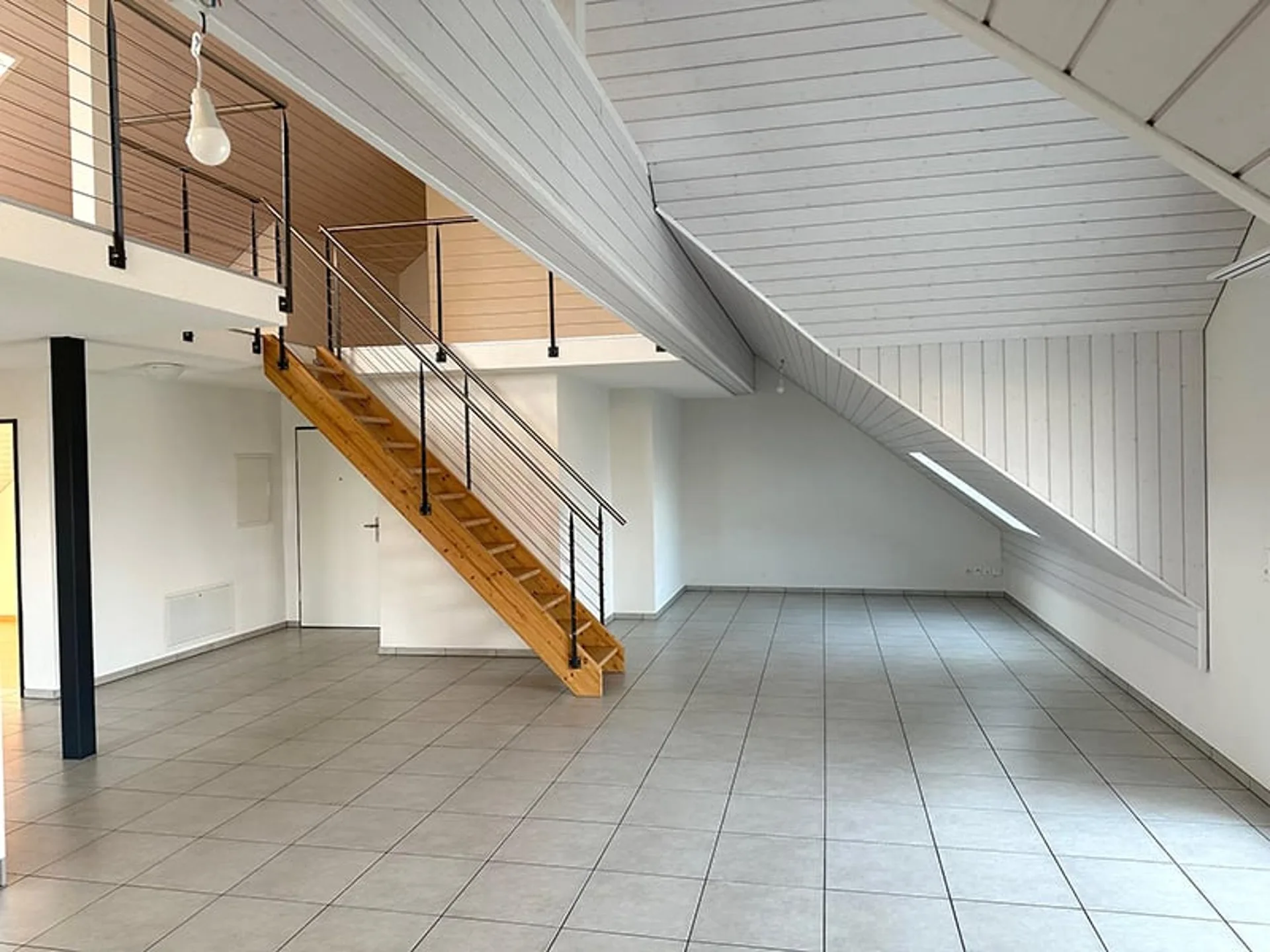 Moderne 3.5-Zimmer-Dachwohnung mit Balkon in Fulenbach