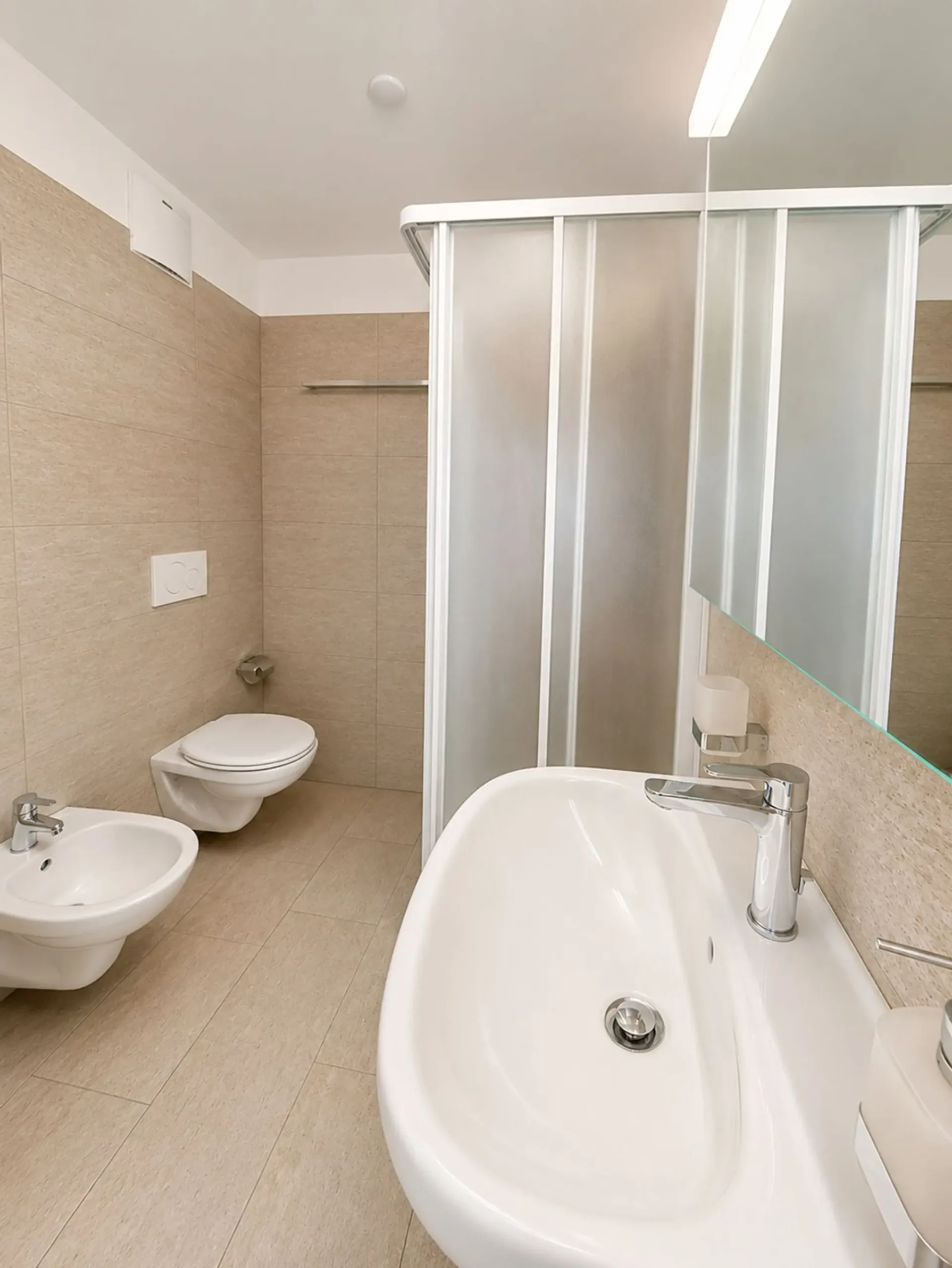 Manno_Elegantes 2.5-Zimmer-Wohnung mit großem privatem Patio im Erdgeschoss