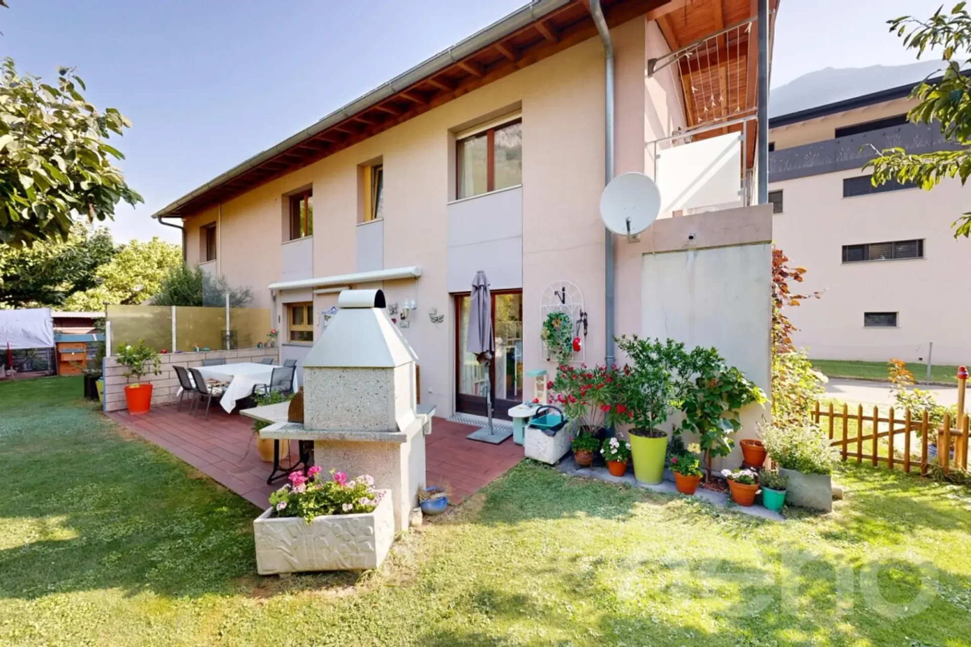 Einzelvilla in Vernayaz mit modularen Räumen, grüner Außenanlage