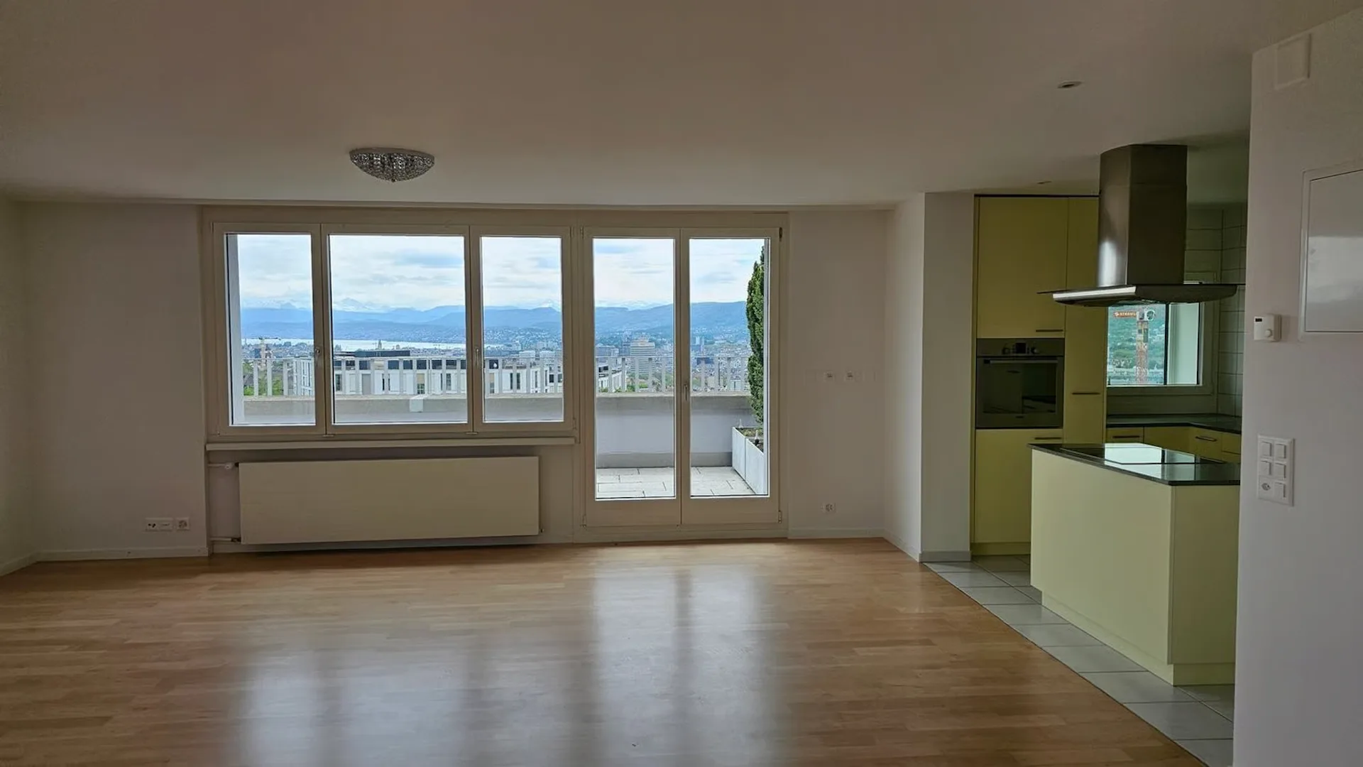 Appartement attique refroidi de 3,5 pièces avec vue sur Zurich au Bucheggplatz