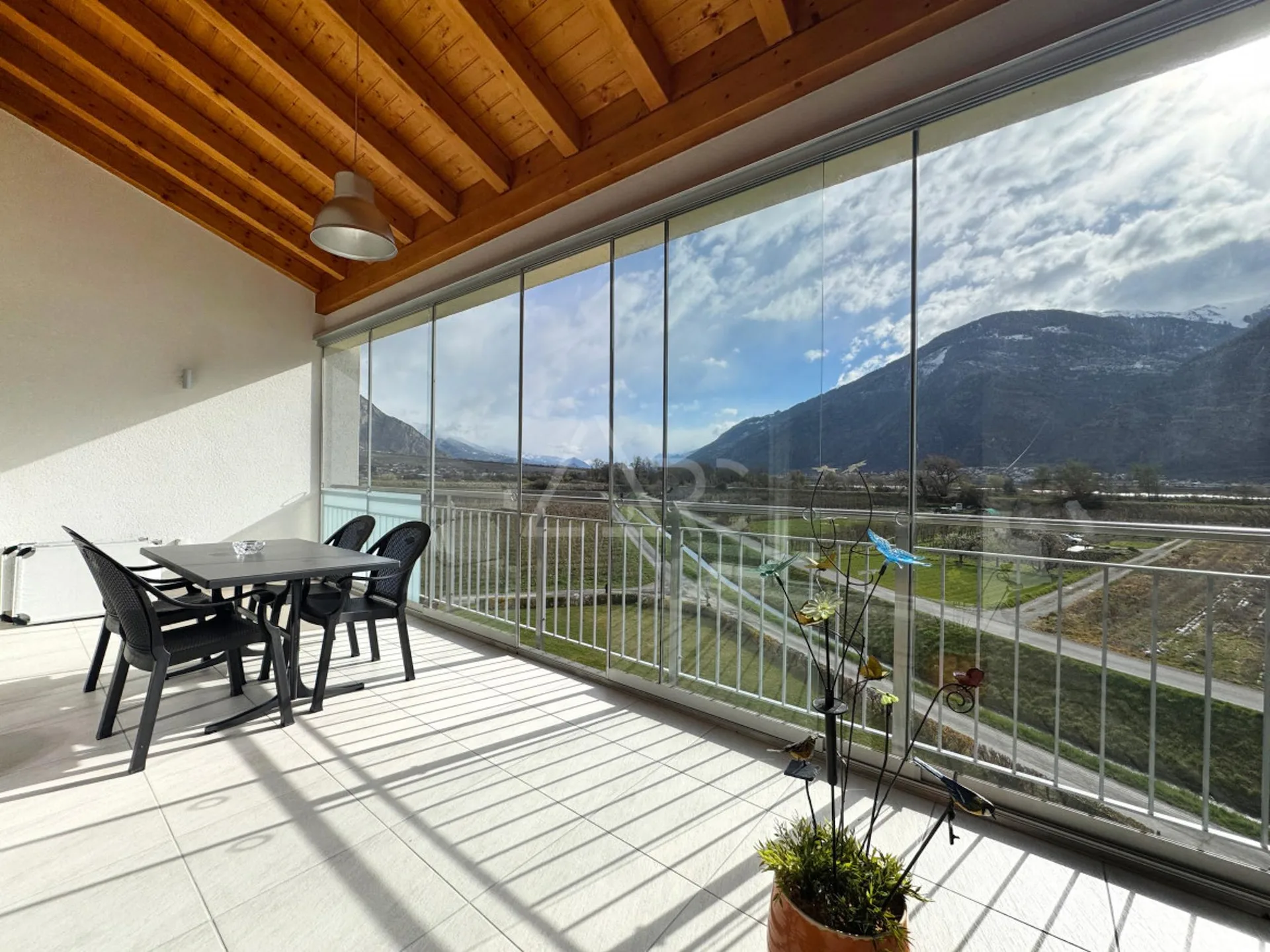 APPARTEMENT 2.5 PIÈCES AUX BAINS DE SAILLON - VENDU MEUBLÉ AVEC VÉRANDA