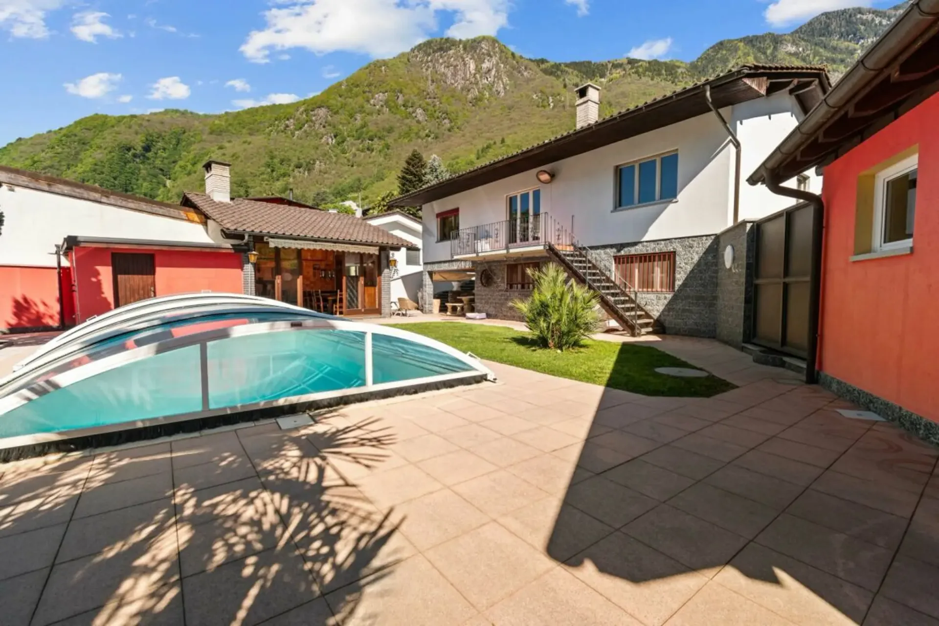 Prestigevolle Doppelhaushälfte mit Pool und Grotte