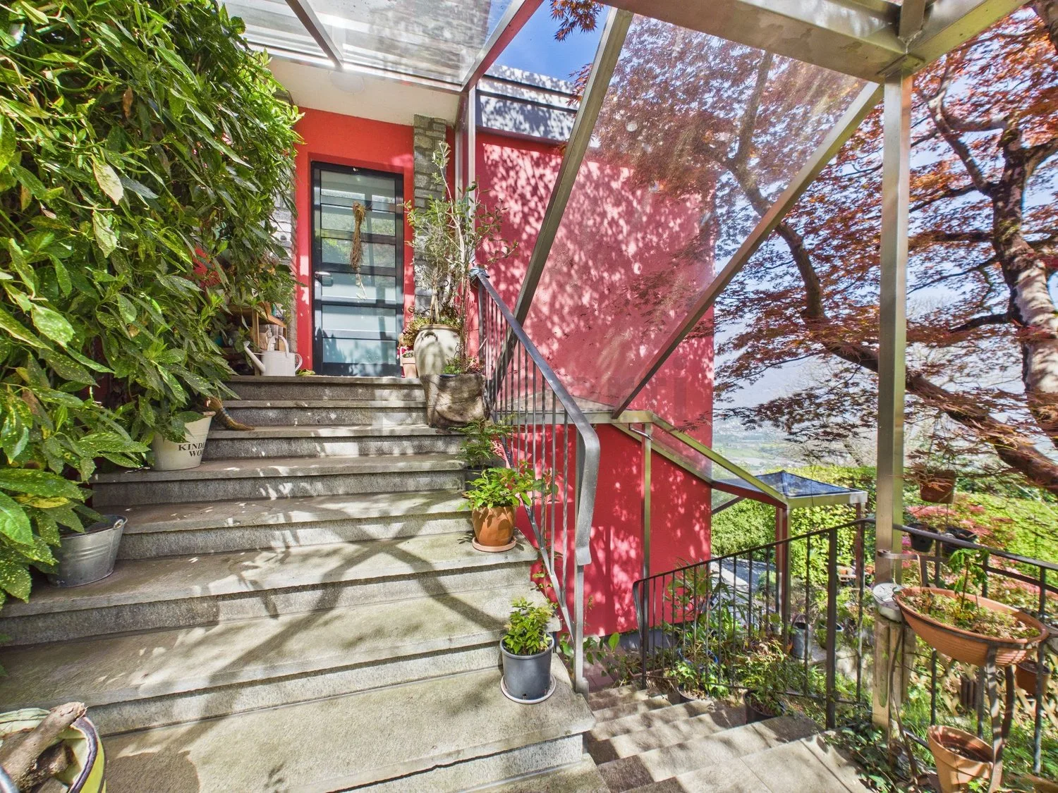 Elegantes Zweifamilienhaus mit 12 Zimmern und großem Privatpark