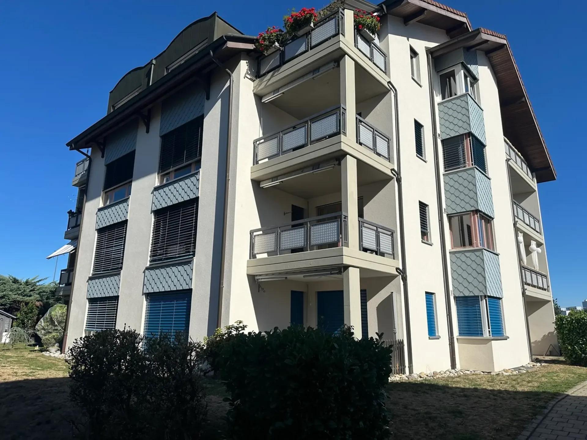 COURTEPIN 1,5 Zimmer, 47.2m², überdachter Balkon, Tiefgaragenparkplatz, Keller