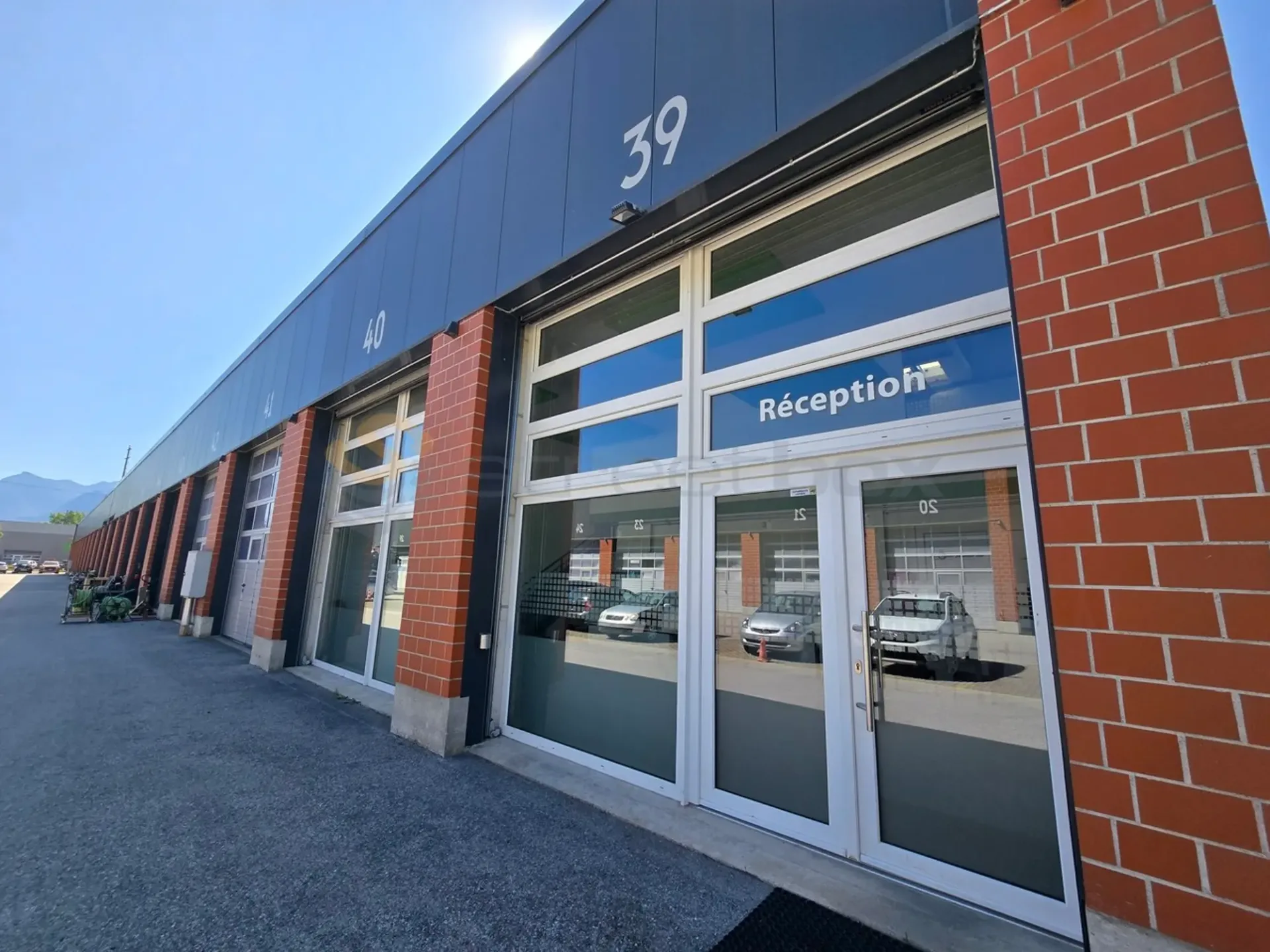 Straßenbox Triple von 180m2 sehr gut gelegen - 1. Miete angeboten