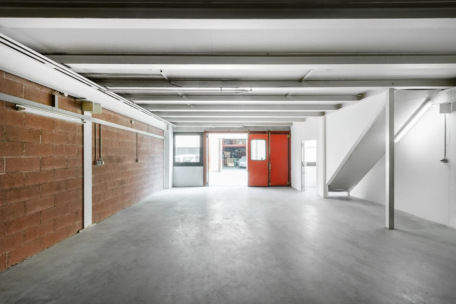 ENTREPÔT ET BUREAU EN LOCATION À LAMONE (ref. 007-027)