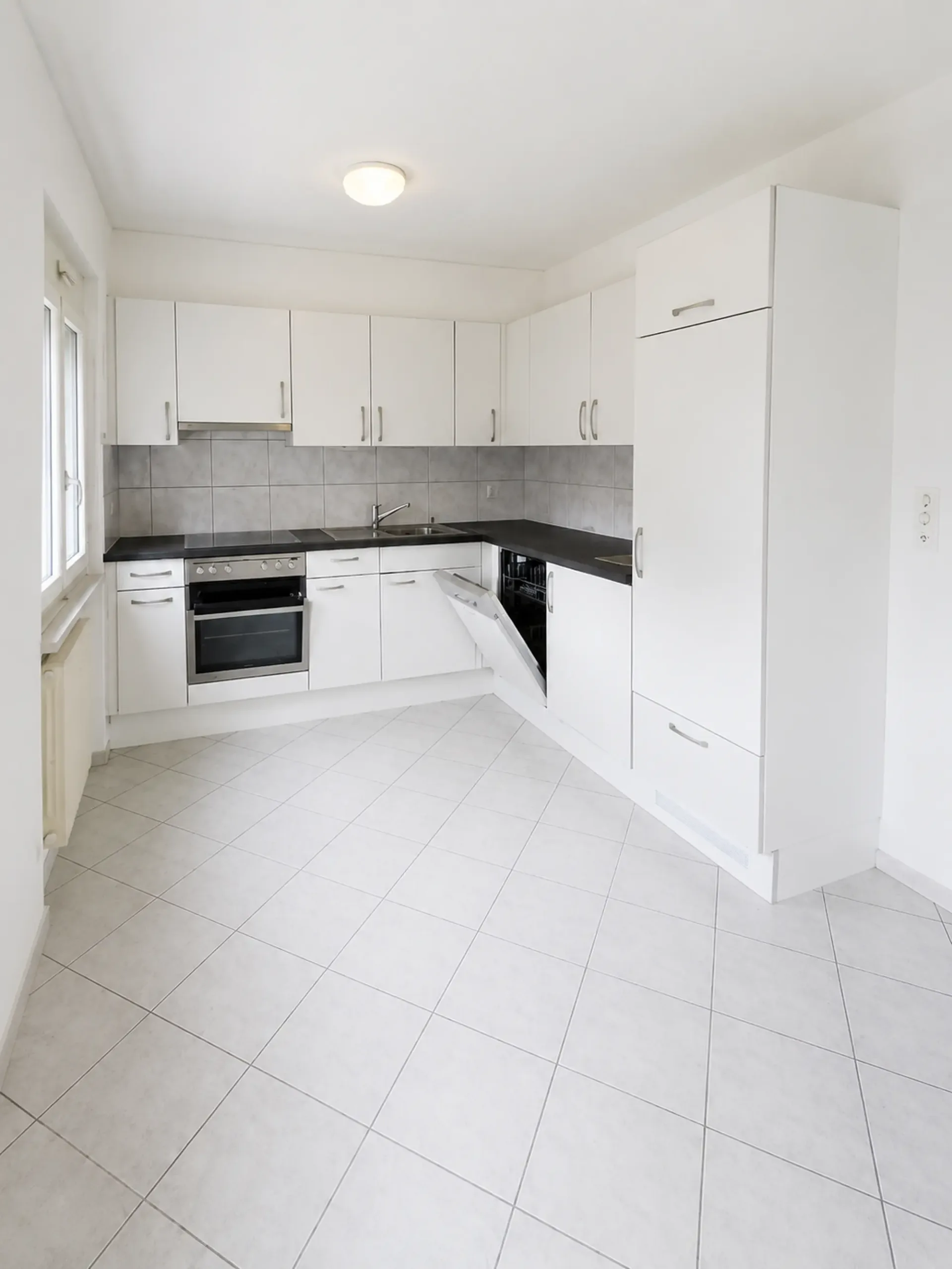 Geräumige 4,5-Zimmer-Wohnung in Freiburg – Blick auf die Grünflächen, Balkon und Garage: Ihr zukünftiges Zuhause!