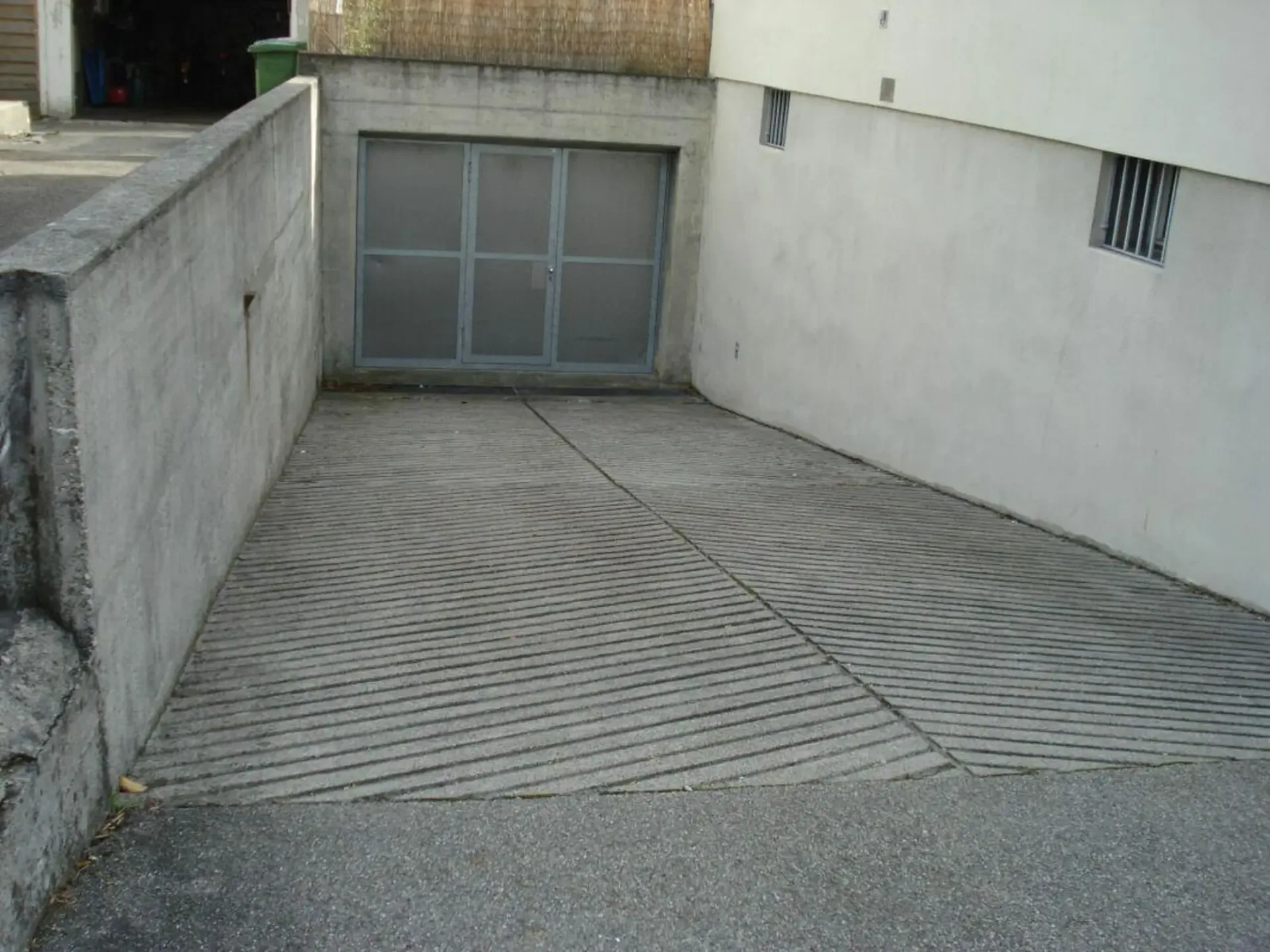 Auto-Einstellplatz zu vermieten