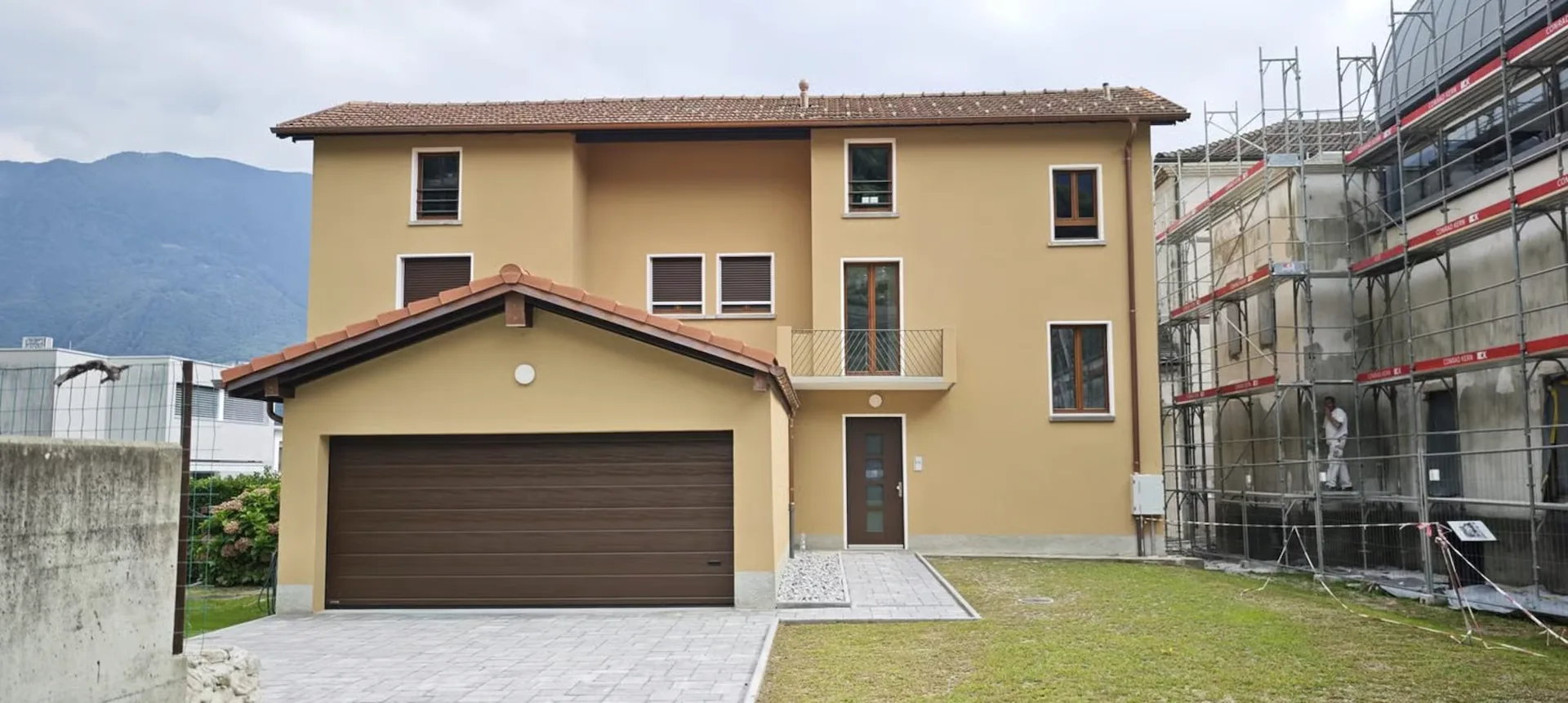 4 Zimmer in einem vollständig renovierten Doppelhaus in Monte Carasso