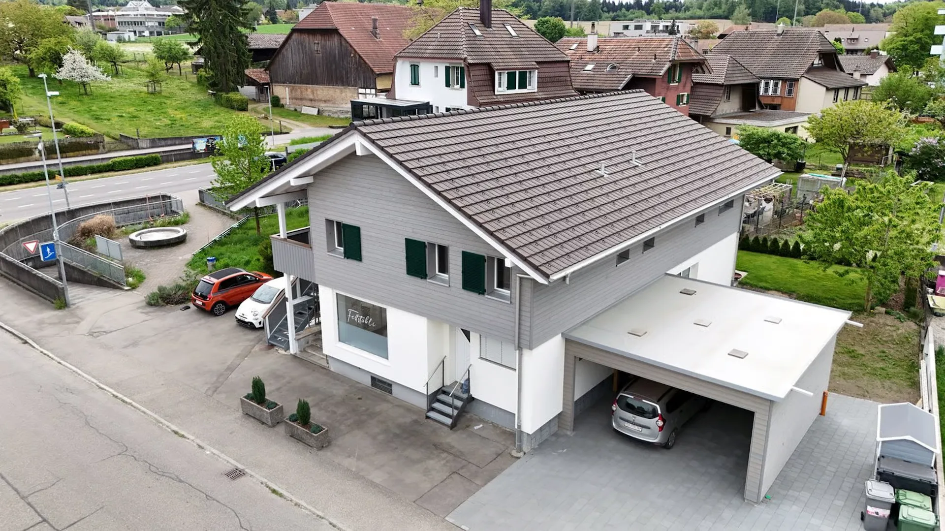 Einmaliges Mehrfamilienhaus mit Zwei Wohnungen und Ladenlokal