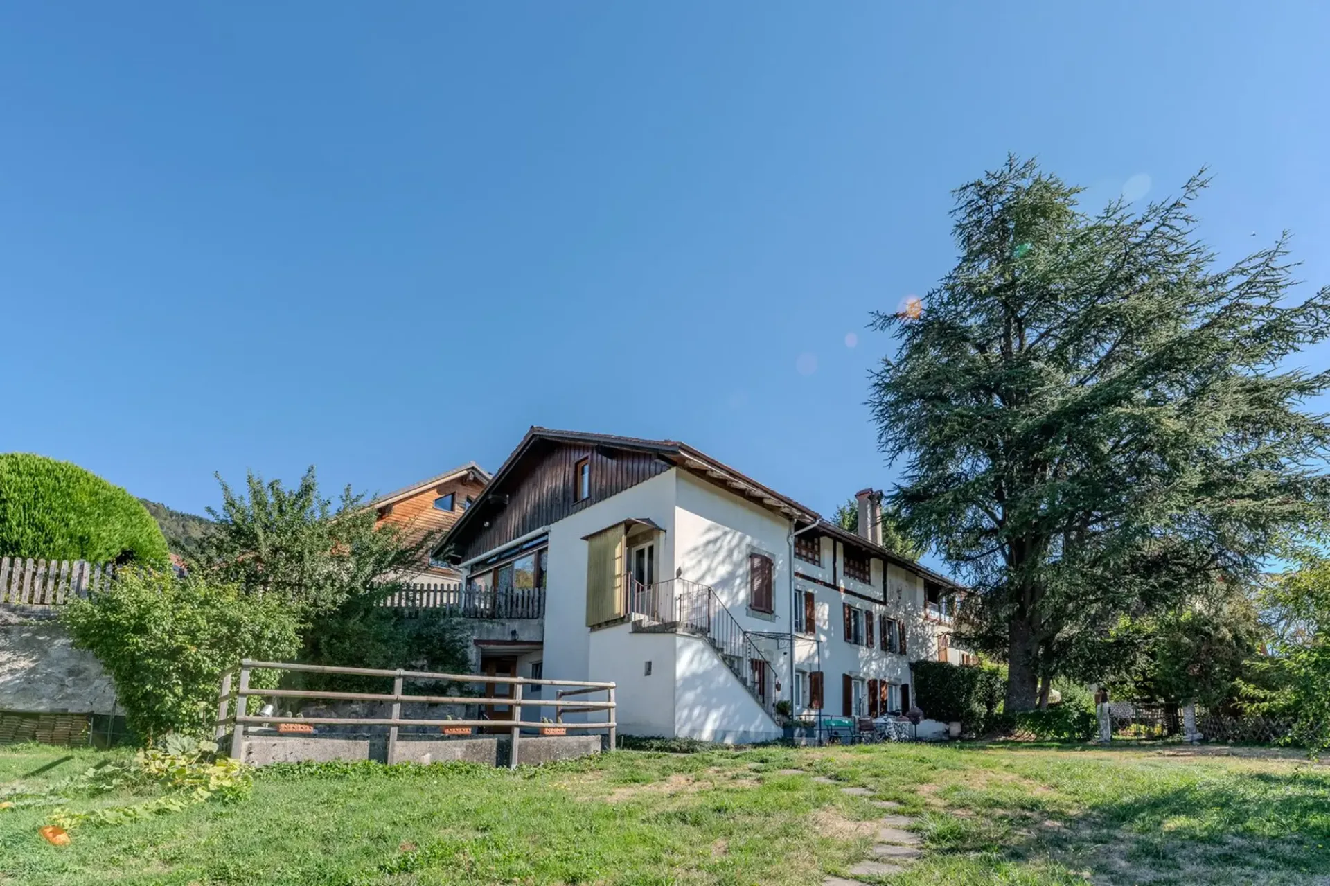 Haus mit 2 Wohnungen, Garten, Parkplätzen und Garage. Möglichkeit, eine 3. Wohnung zu schaffen.