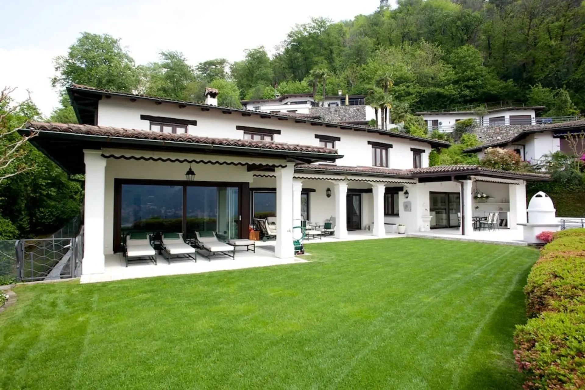 Wunderschöne Villa mit Seeblick in erhöhter Lage in Figino