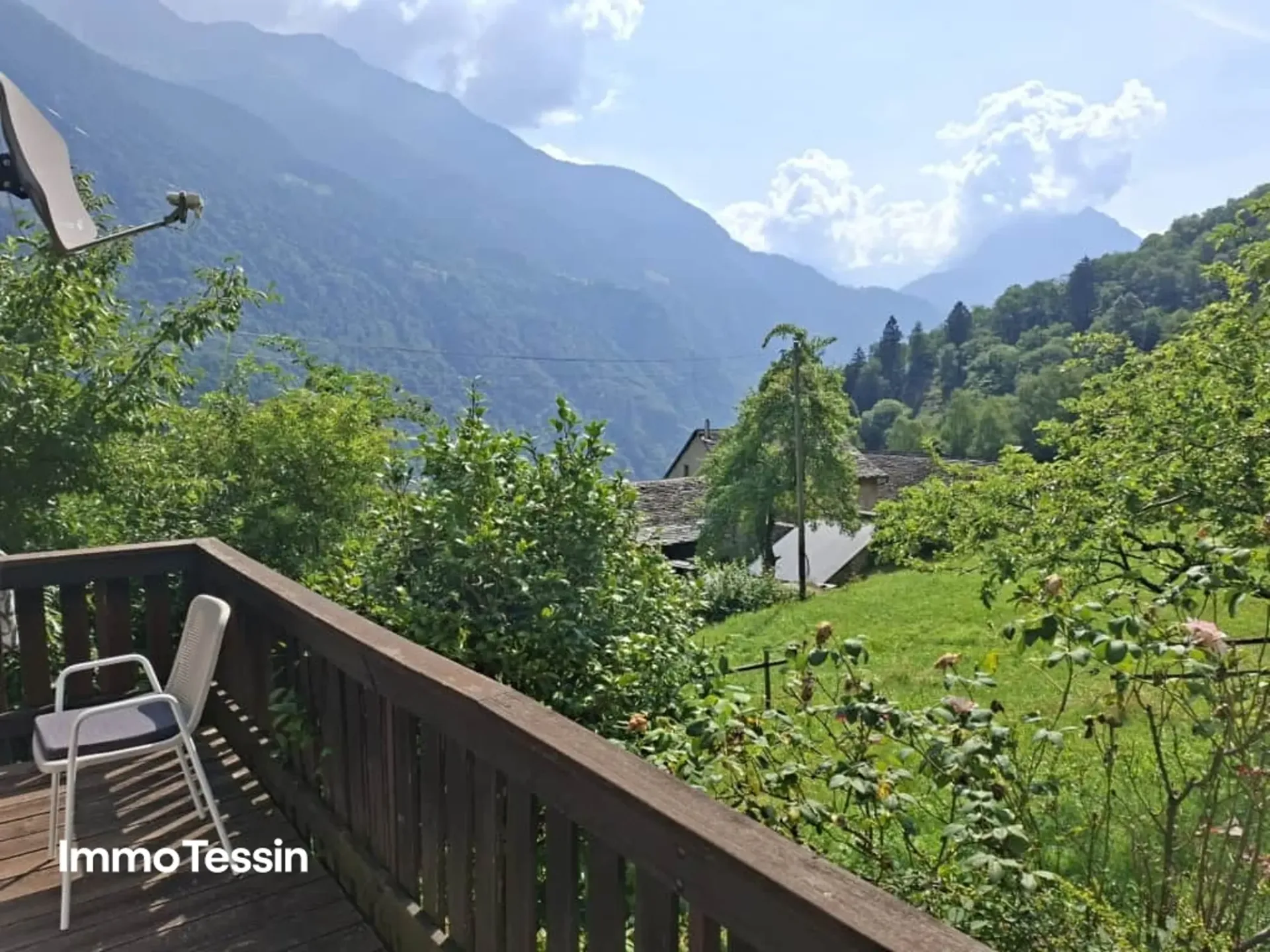 Gemütliches Tessiner Rustico an ruhiger Lage mit fantastischer Berg und Talsicht ins Bleniotal