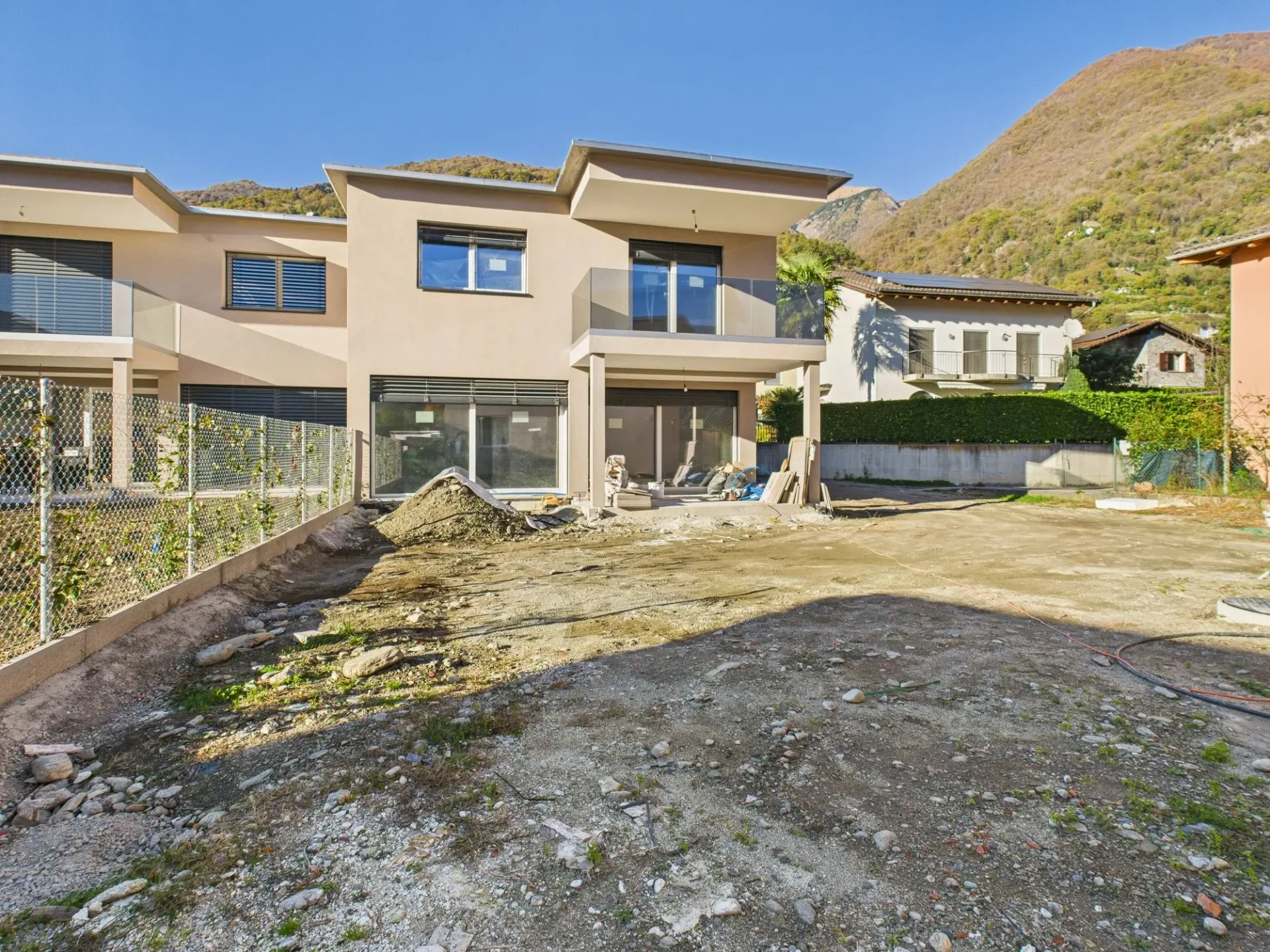 Maison mitoyenne moderne neuve à Cugnasco - 4,5 pièces avec jardin