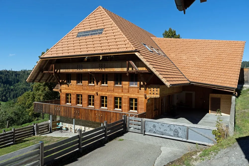 Newly valued 6.5 room farmhouse with two apartments and a far-reaching view