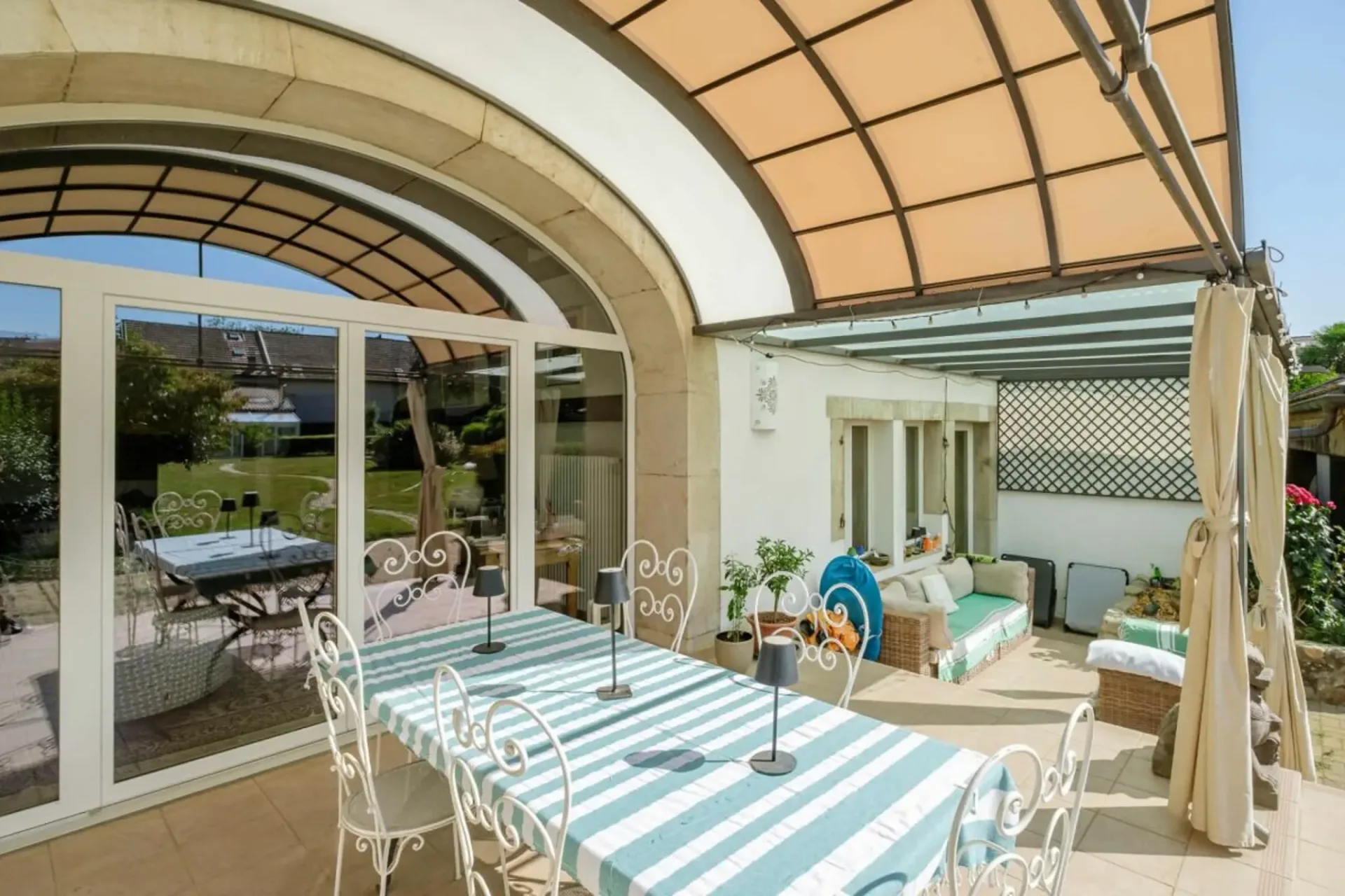 Haus mit viel Charme im Herzen von Laconnex