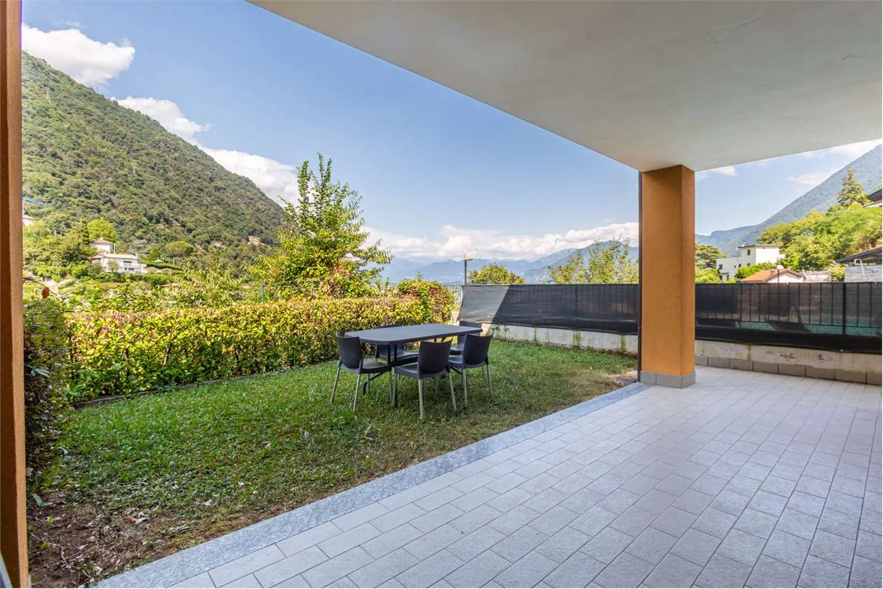 Immeuble avec terrasse couverte et vue sur le lac