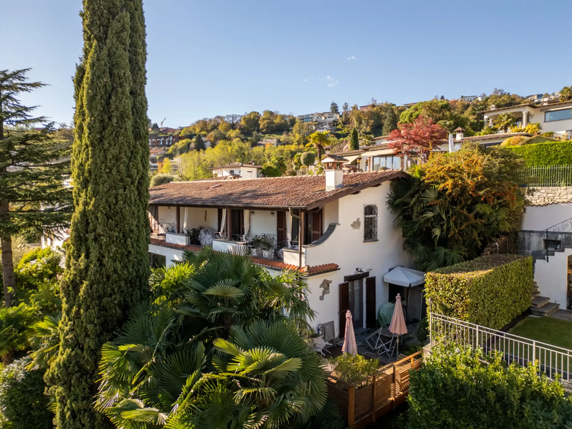 Mediterraneisches Doppelhaus in Wohngebiet mit Seeblick