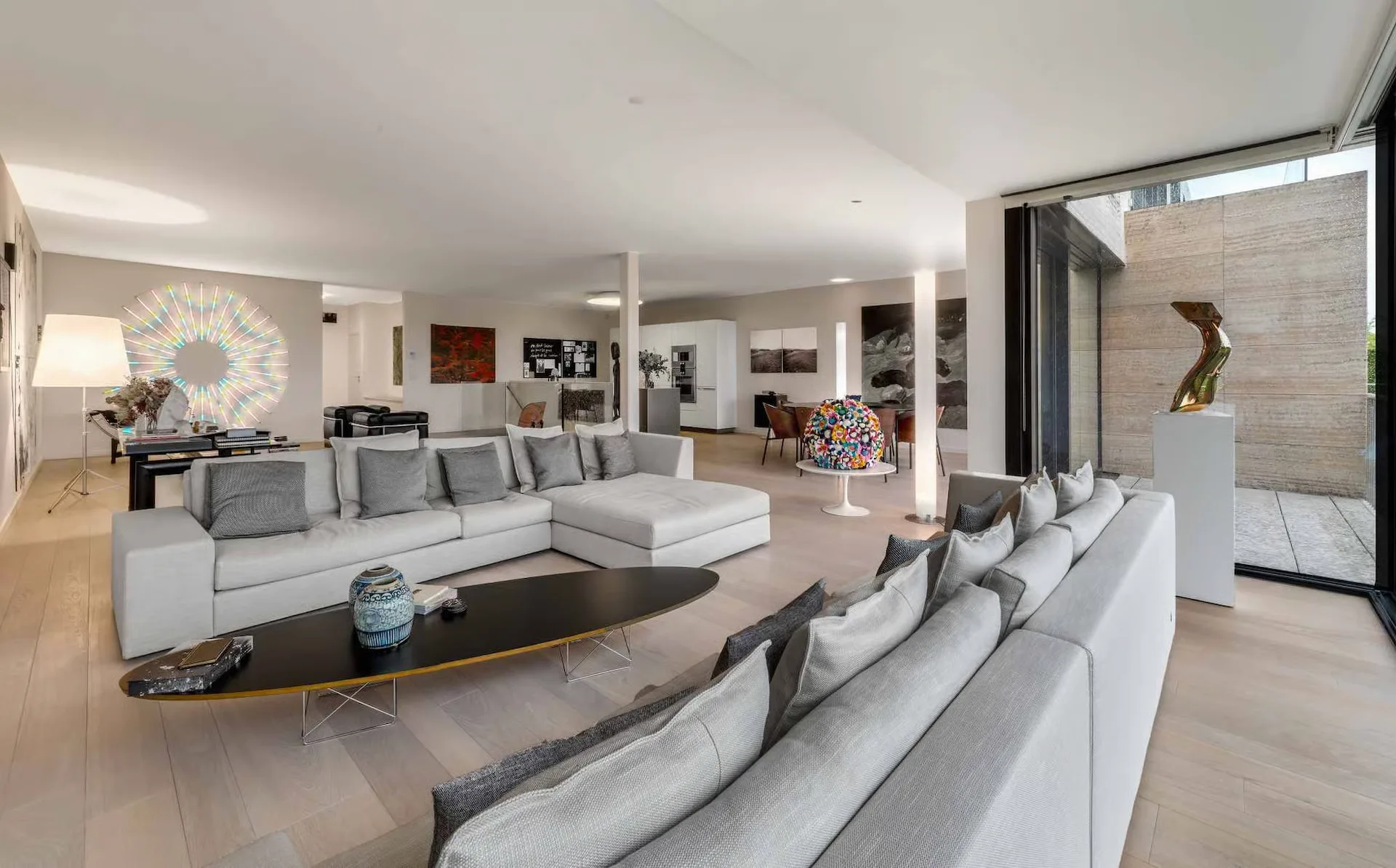 Traumhafter zeitgenössischer Duplex mit Gärten, Blick auf die Felder und den See