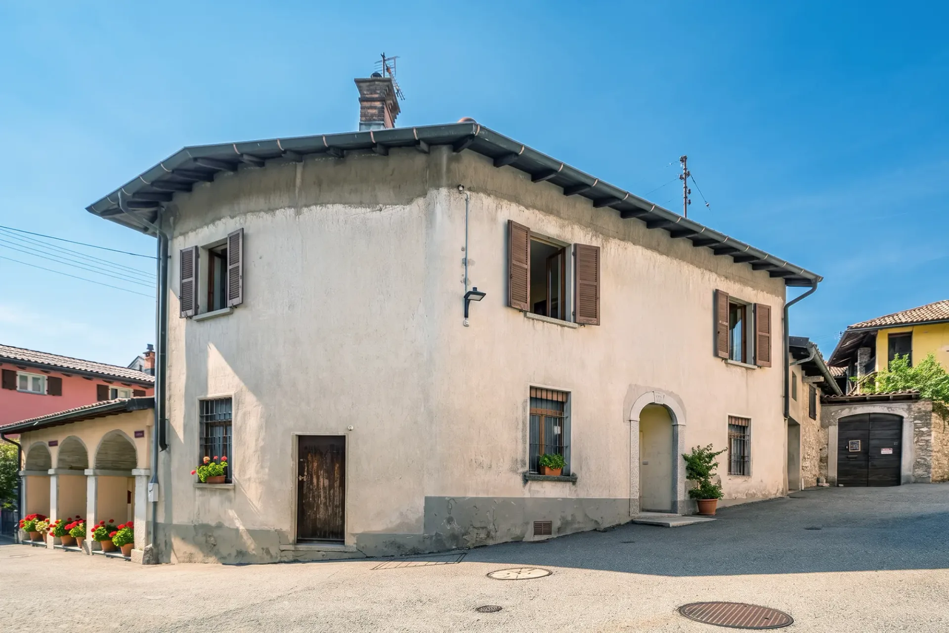 Casa di nucleo con terrazza soleggiata, potenziale di ampliamento e...