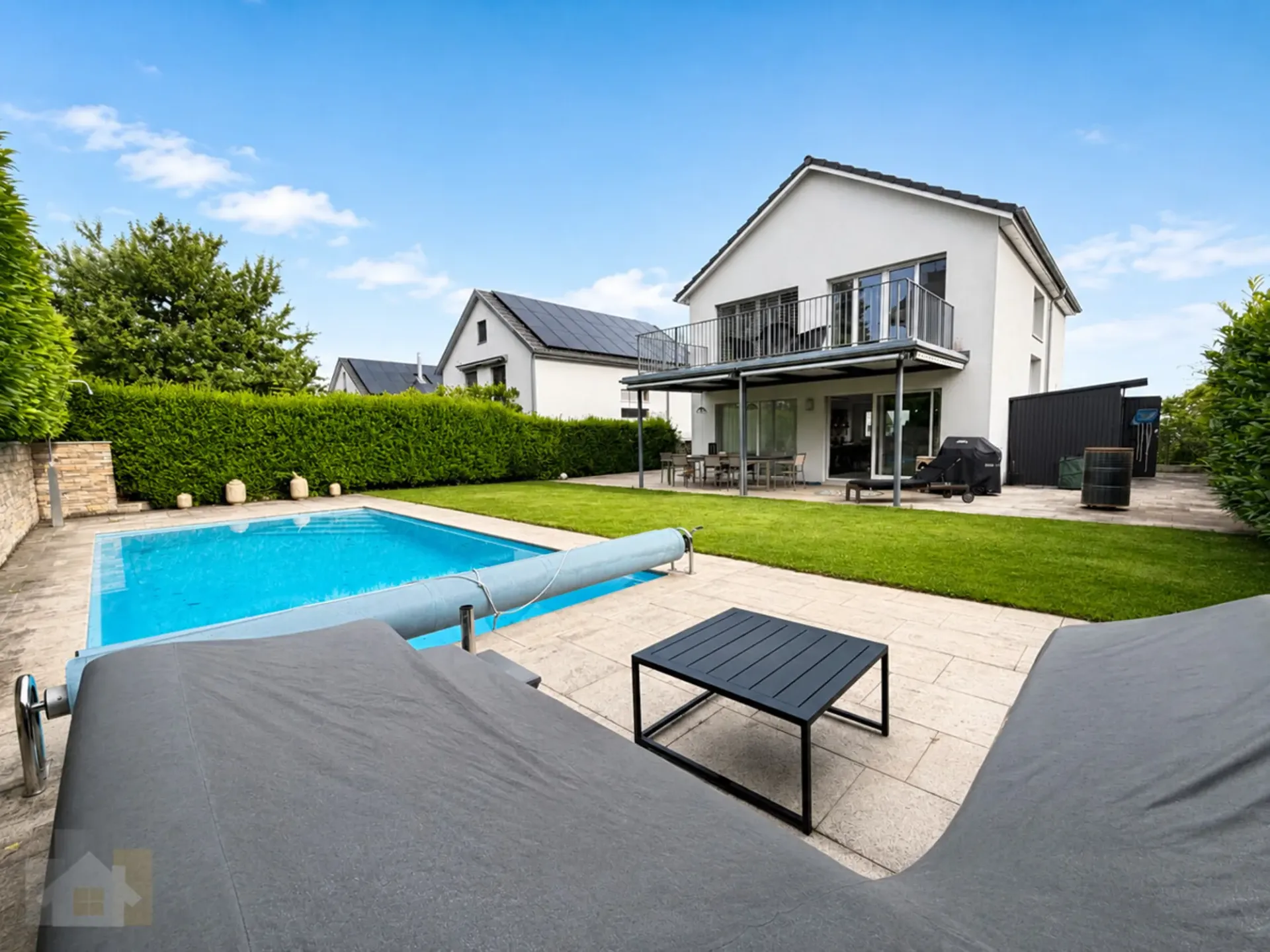 MODERN, DETACHED WITH LAKE VIEW & HEATED POOL