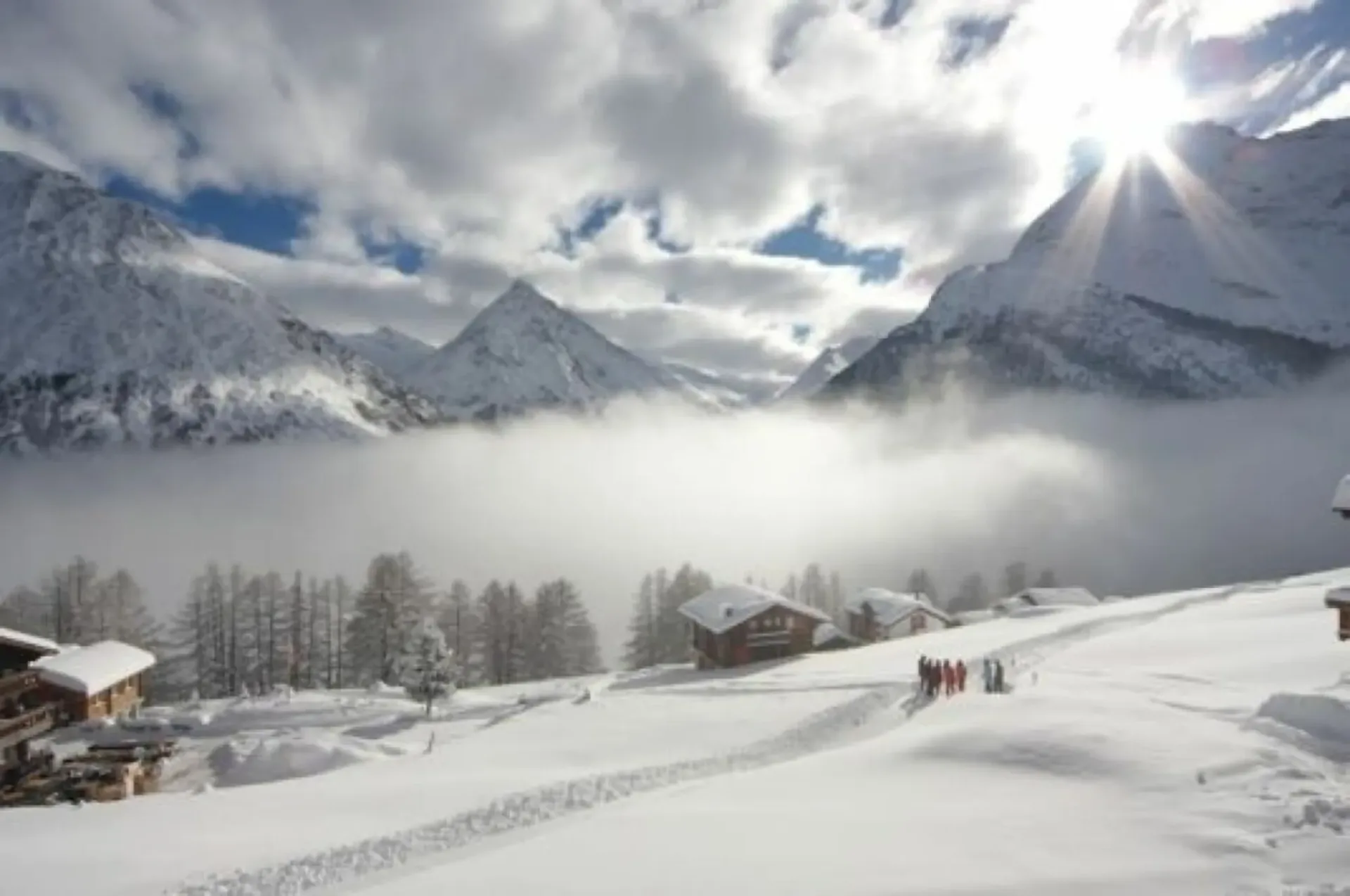 Sternschnuppe über den Wolken mit einzigartiger Terrasse mit Blick übers Dorf und Richtung Italien.
