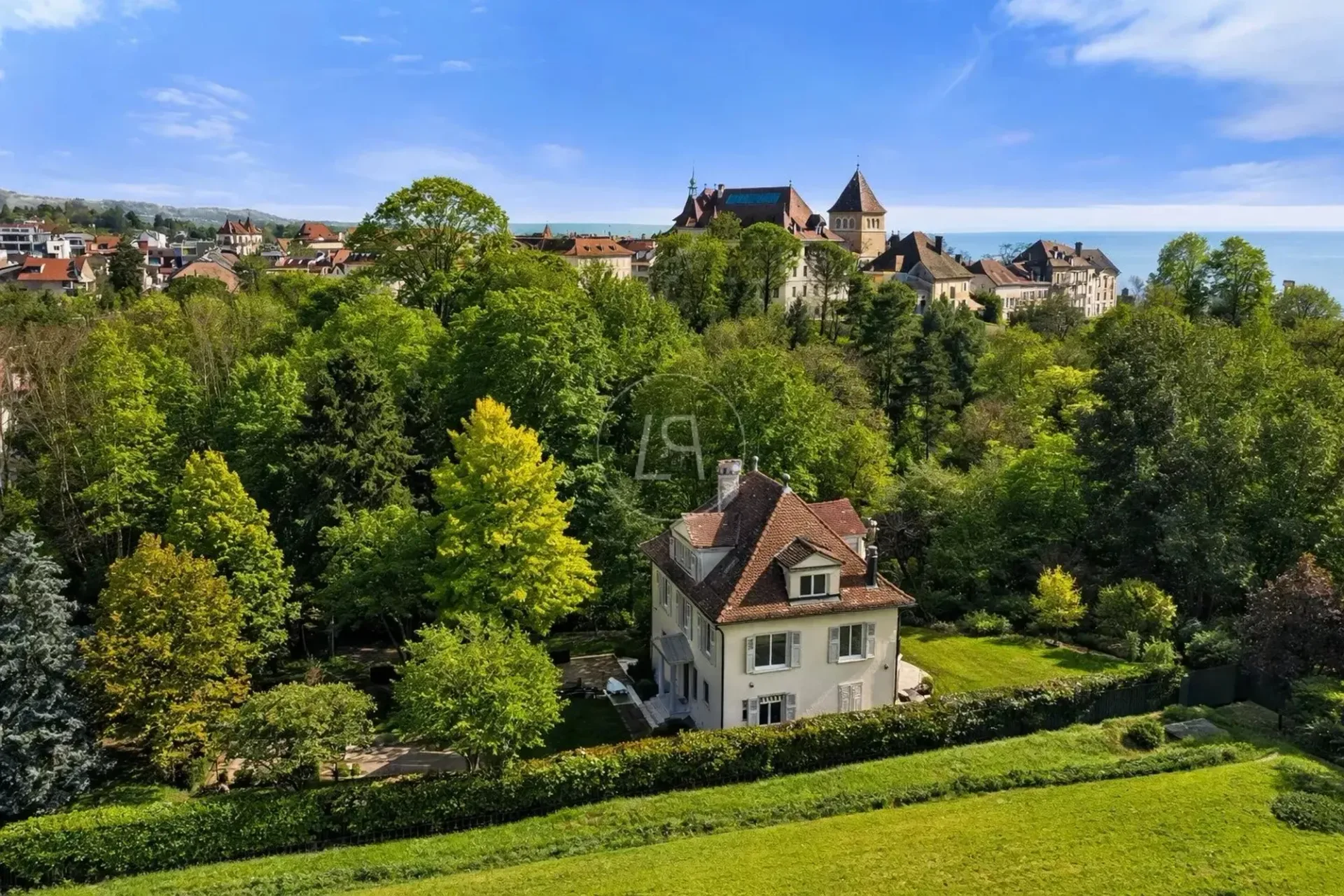 Schönes Anwesen aus dem frühen 20. Jahrhundert im Herzen von Nyon
