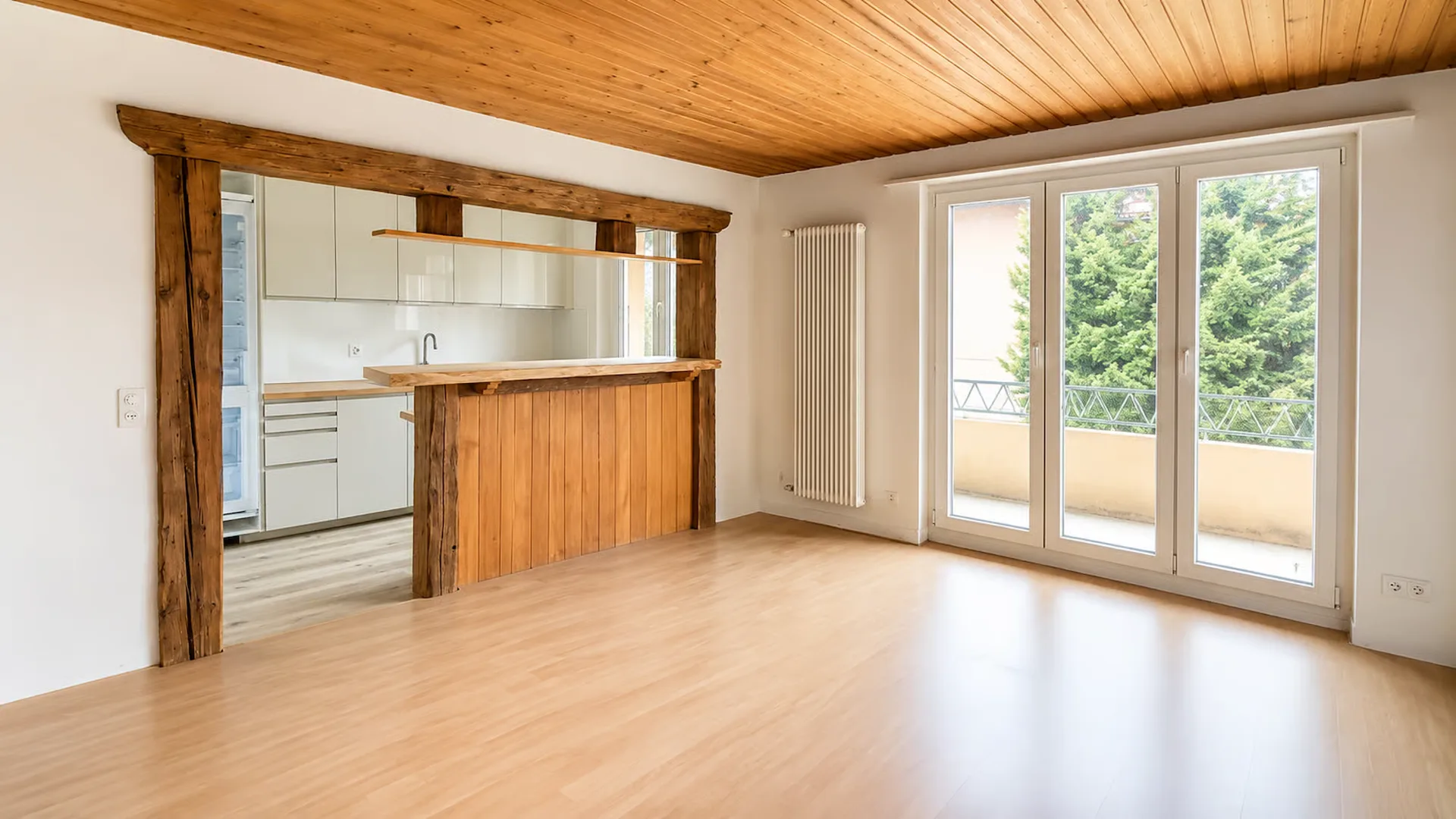 Ampio soggiorno e zona pranzo luminosa, cucina moderna aperta e balcone invitante
