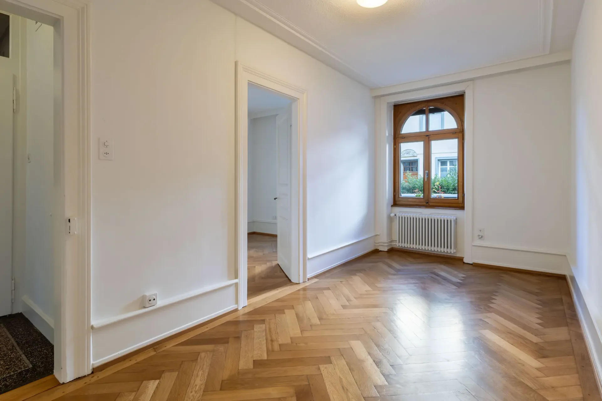 Appartement de 2 pièces dans un immeuble ancien élégant avec accès au jardin