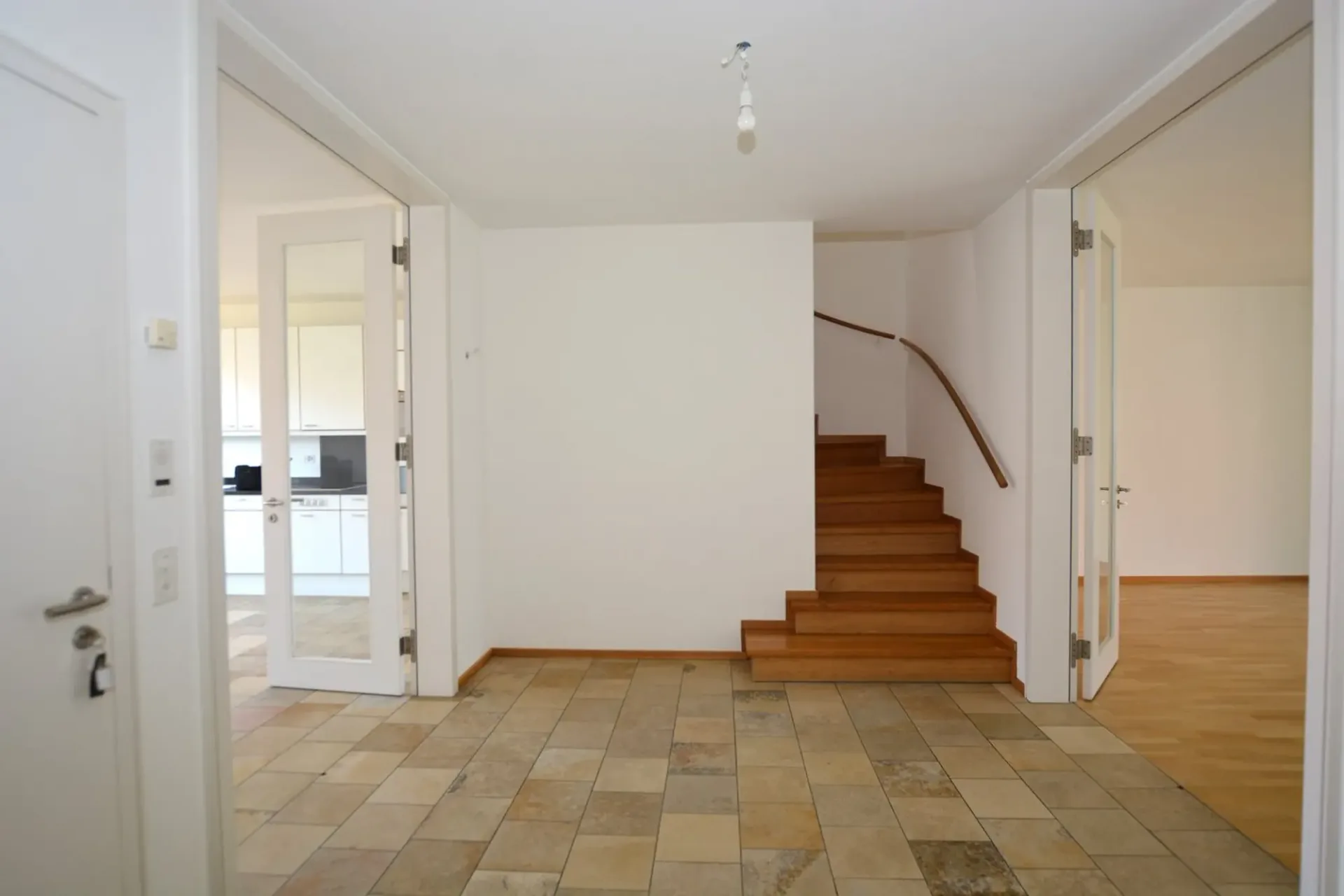 Last 4.5-room maisonette apartment – spacious living with a far-reaching view in Oberwil
