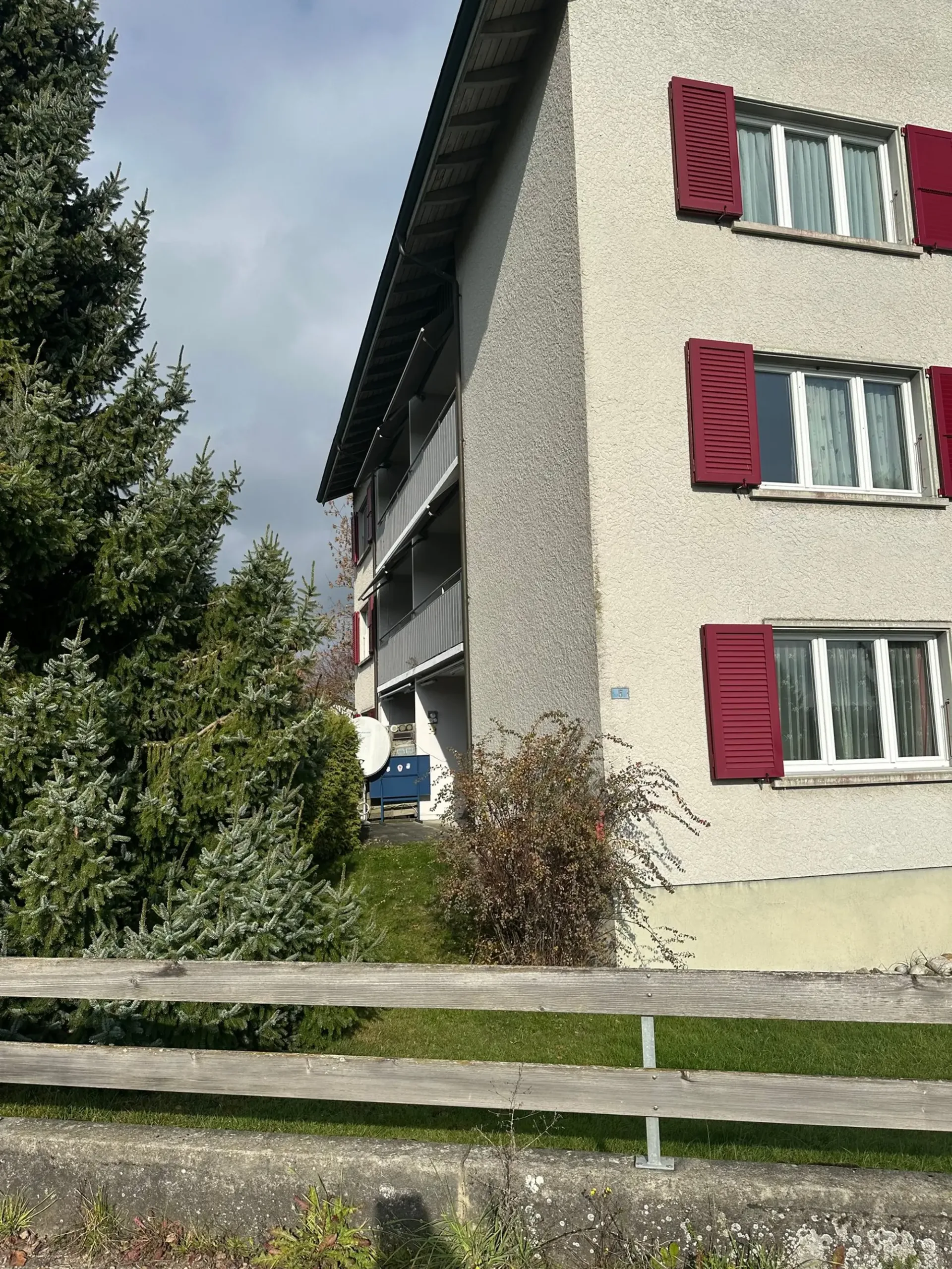Wir vermieten zwei schöne Wohnungen in Koppigen an ruhiger Lage mit Weitsicht