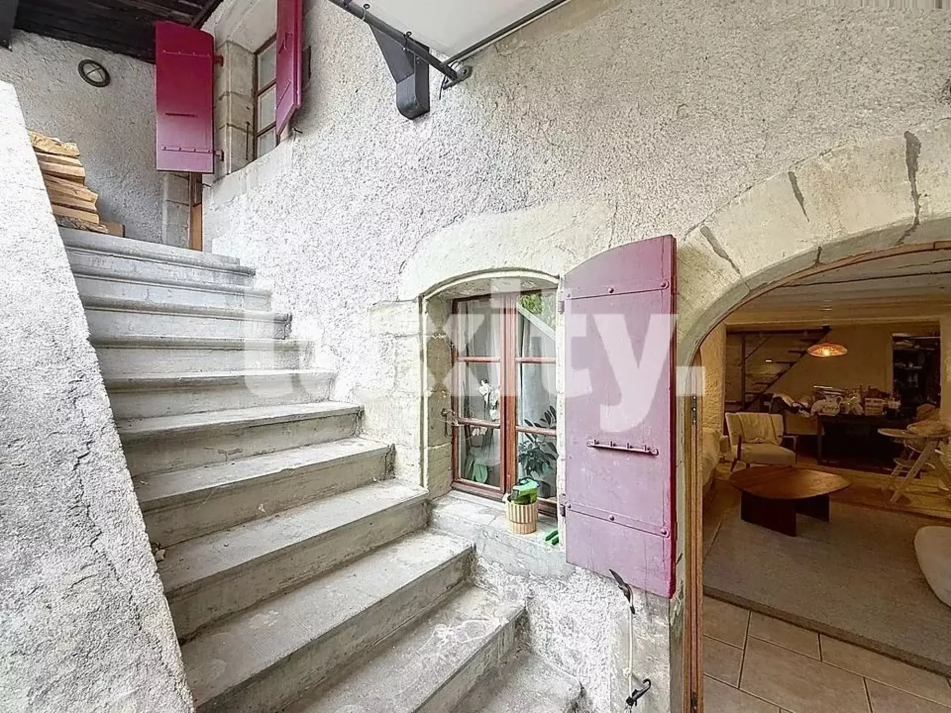 Etagenhaus mit 7 Zimmern und Terrasse in Anières