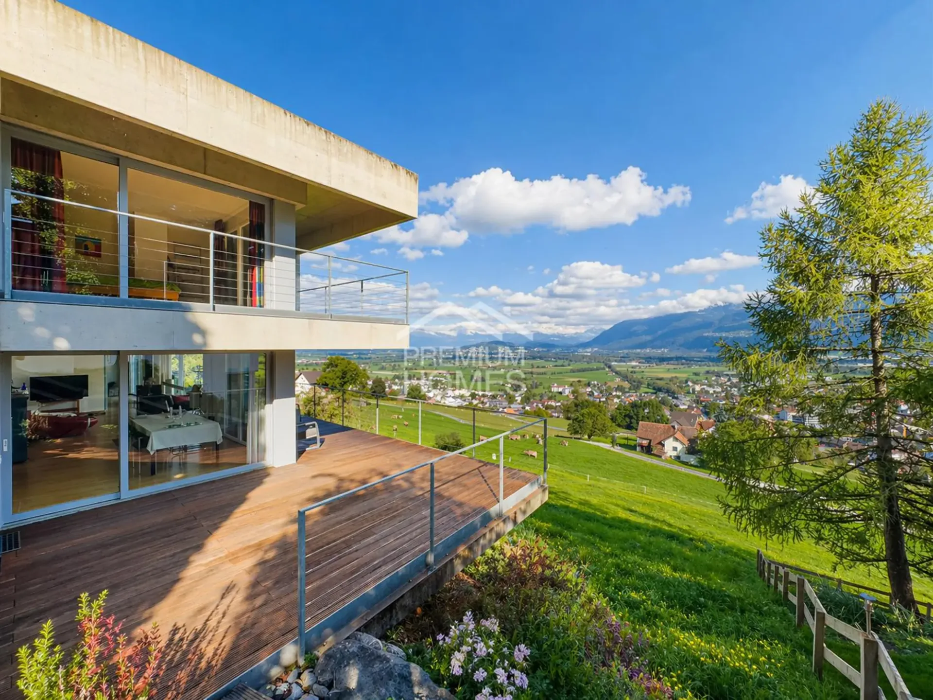 SPACE FOR LIVING WITH UNOBSTRUCTED VIEWS