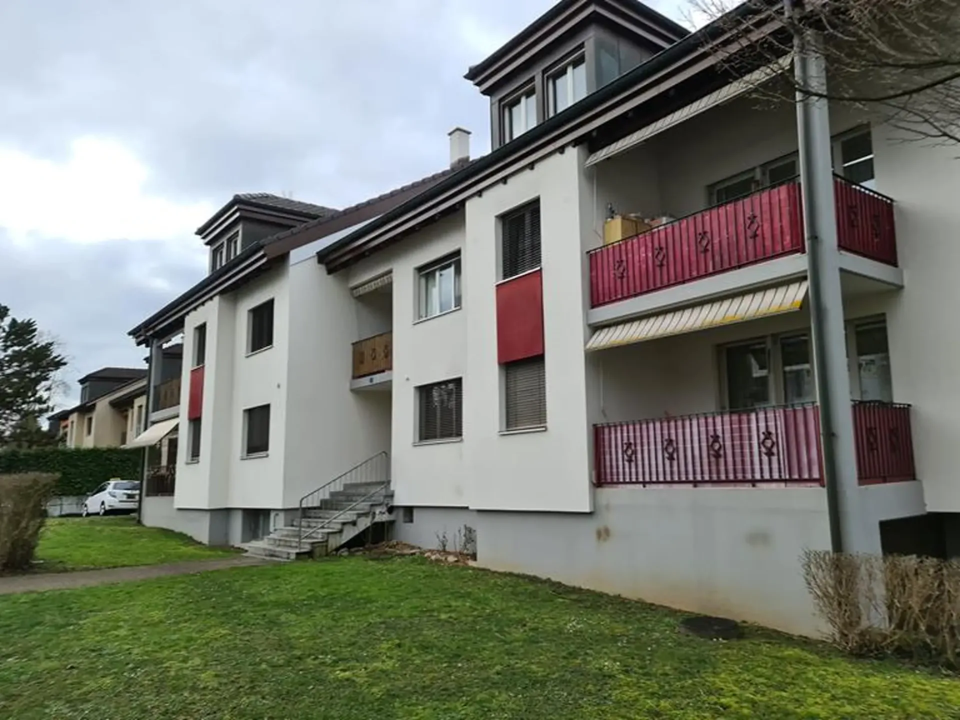 Dachwohnung mit gedecktem Balkon Nähe Gartenschwimmbad