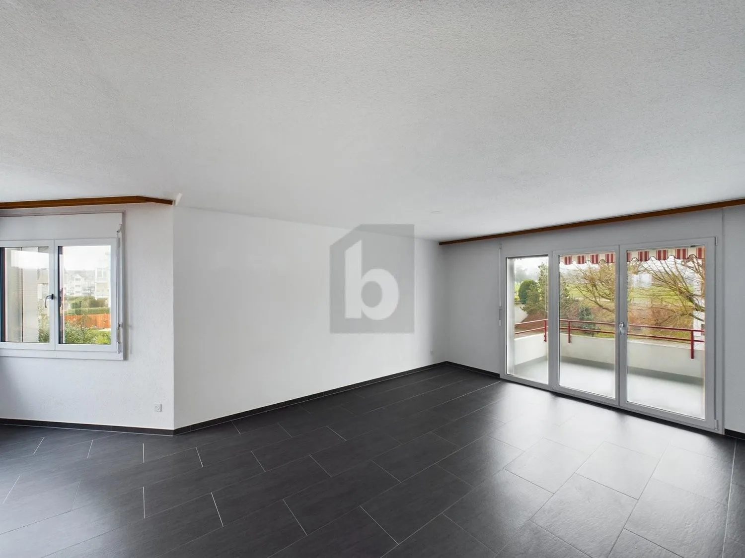 Moderno, Comfortevole e con un Balcone Accogliente
