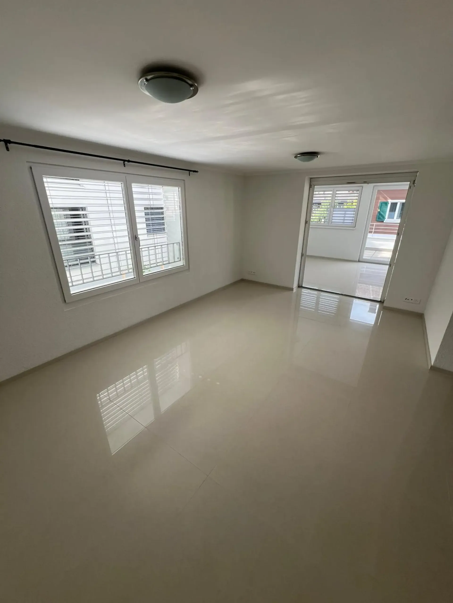 Appartamento moderno 3.5 locali con serra e ampio balcone a Stansstad!