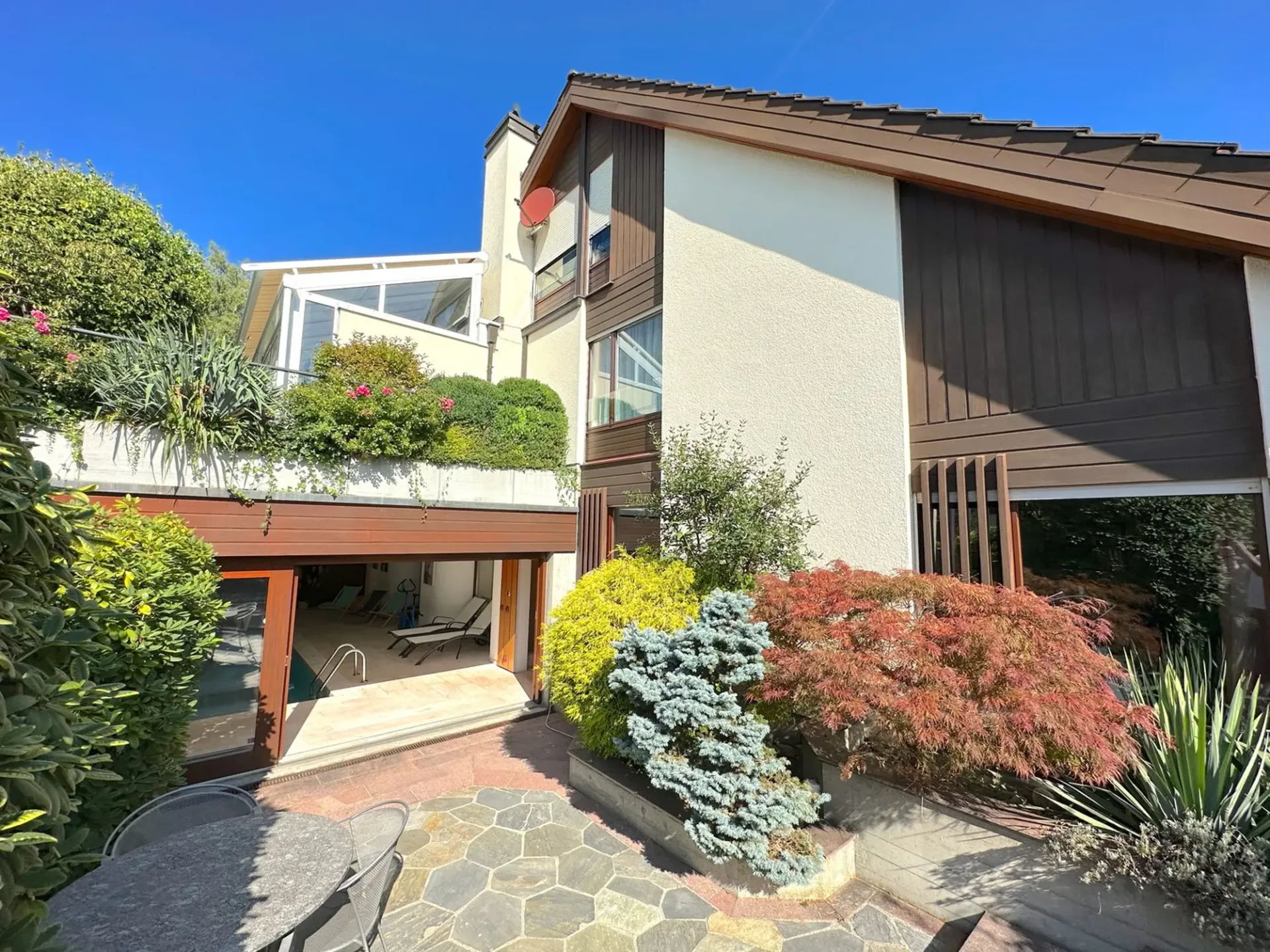 Binningen : Grosszügige 6,5 Zimmer - Villa mit Wintergarten u. Indoorpool