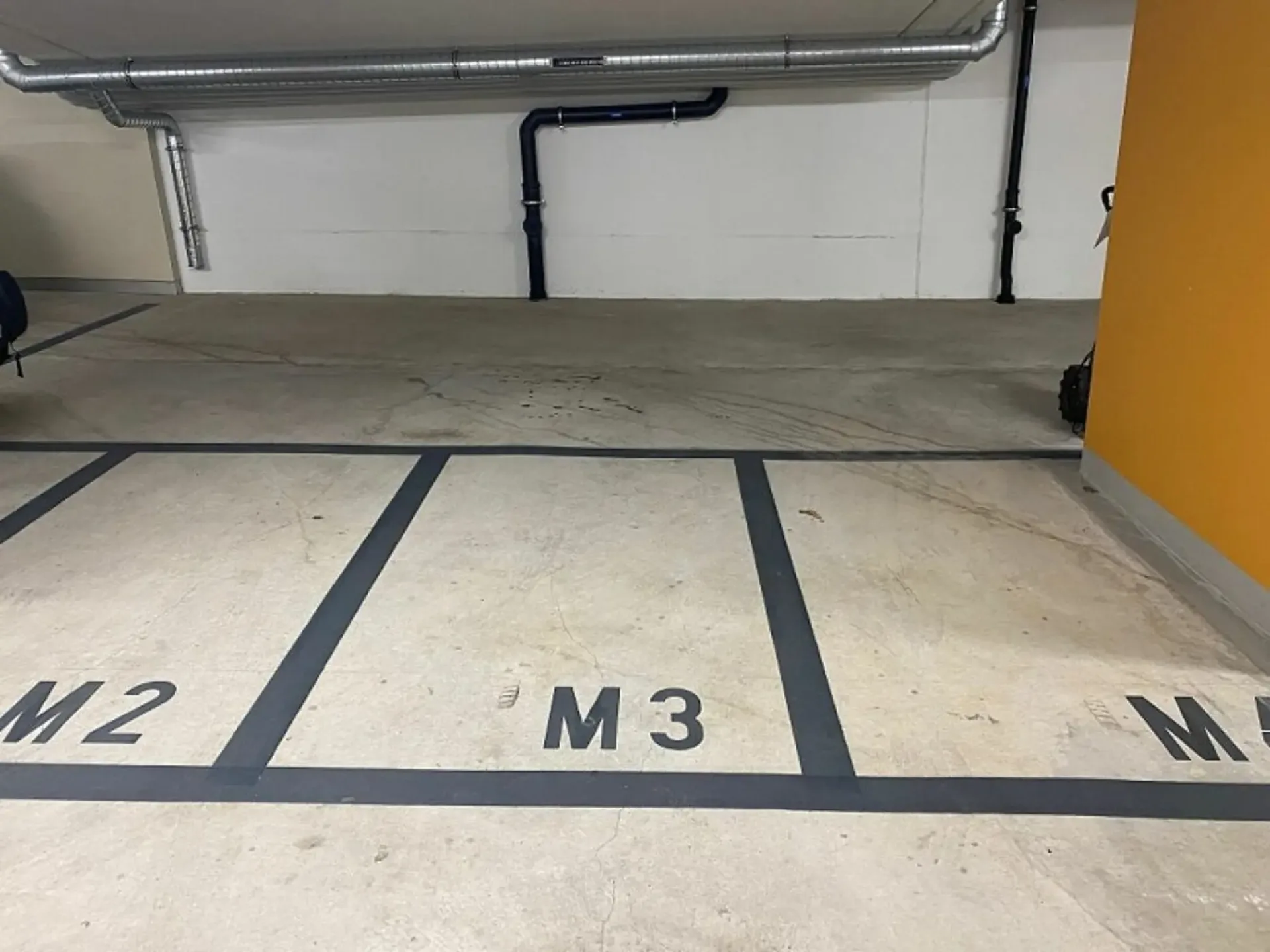 Places de stationnement pour motos à louer