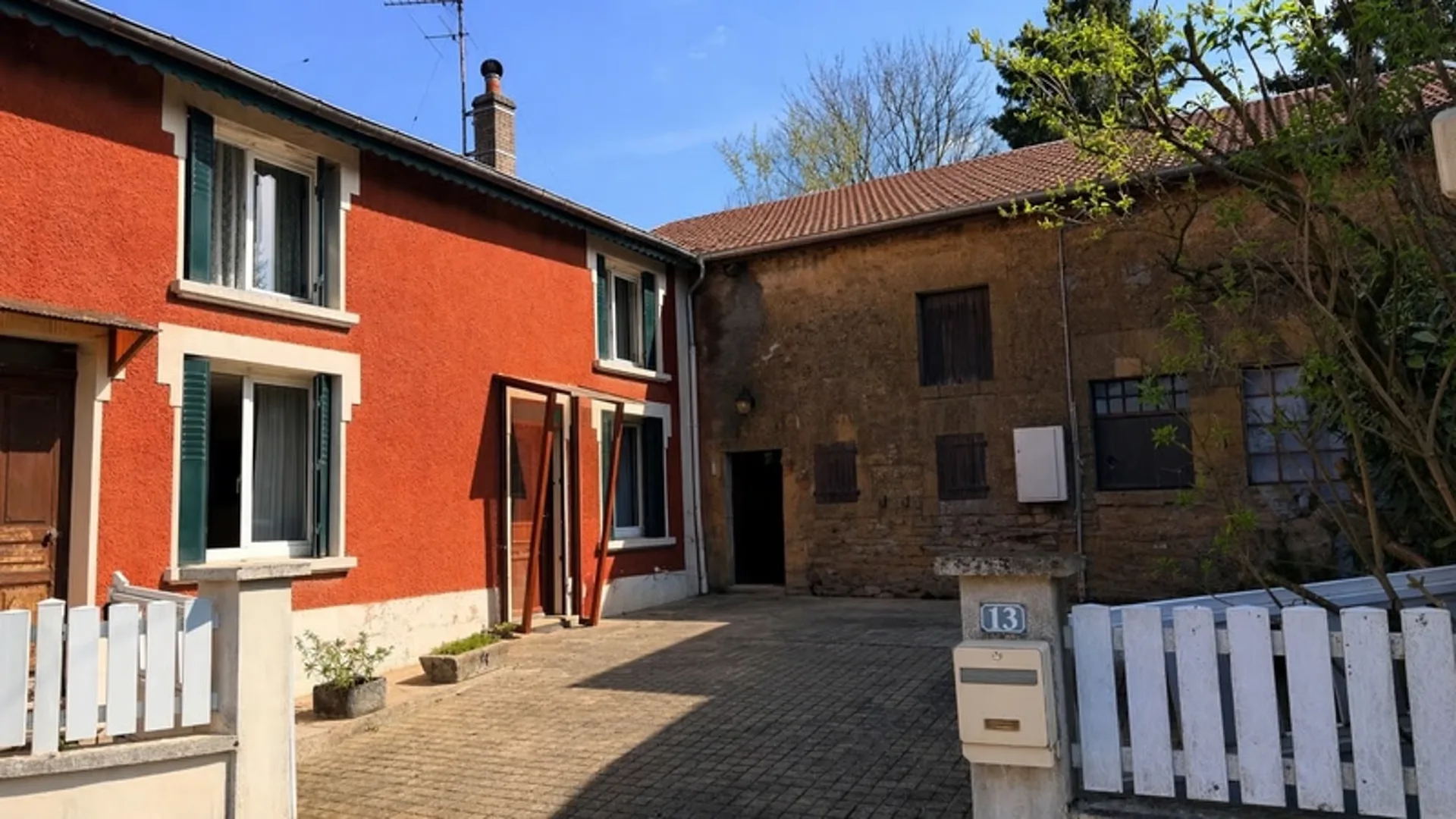 Schönes Haus in Villecloye mit 3 Schlafzimmern, Scheune, Werkstatt, Garage und schönem Ambiente