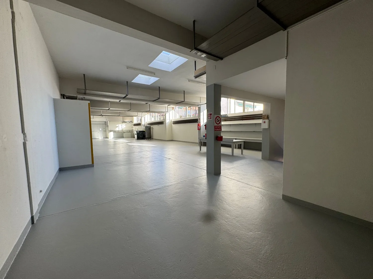 Verkauf oder Vermietung von Gewerbe-/Büro-/Verwaltungsimmobilie mit Büros in Balerna