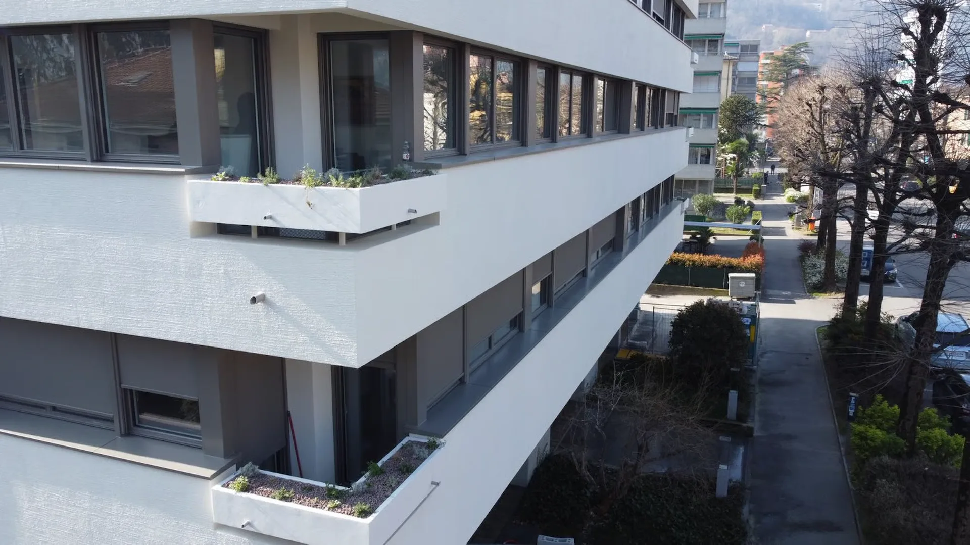 Modern office of 4 rooms in Chiasso with balcony and air conditioning