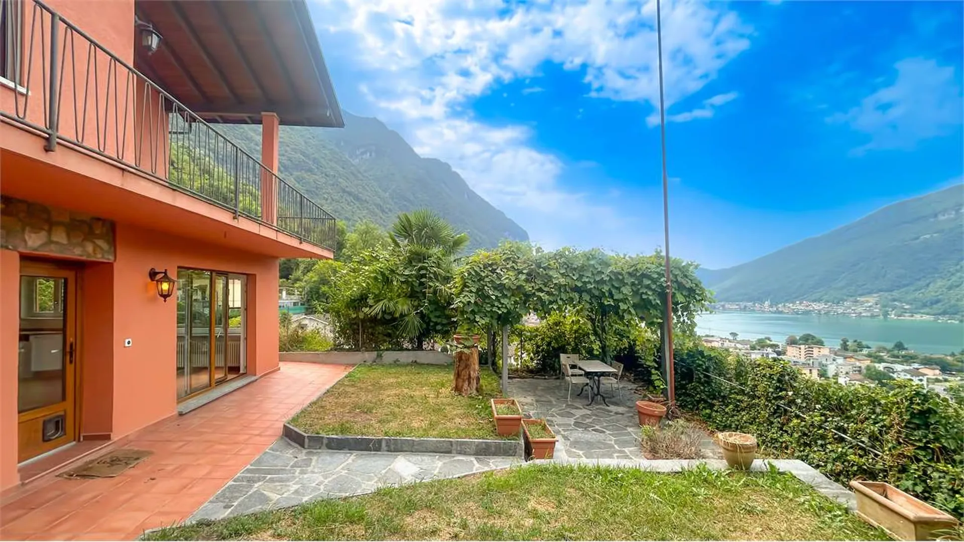 MELANO: MEHRFAMILIENHAUS MIT SEEBLICK