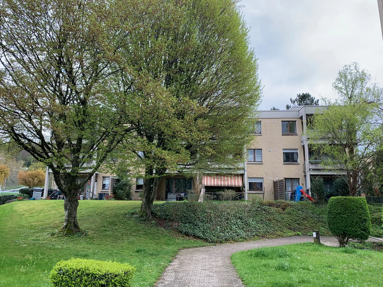 Gemütliche 2.5 Zimmerwohnung mit Cheminée und Sitzplatz im Grünen