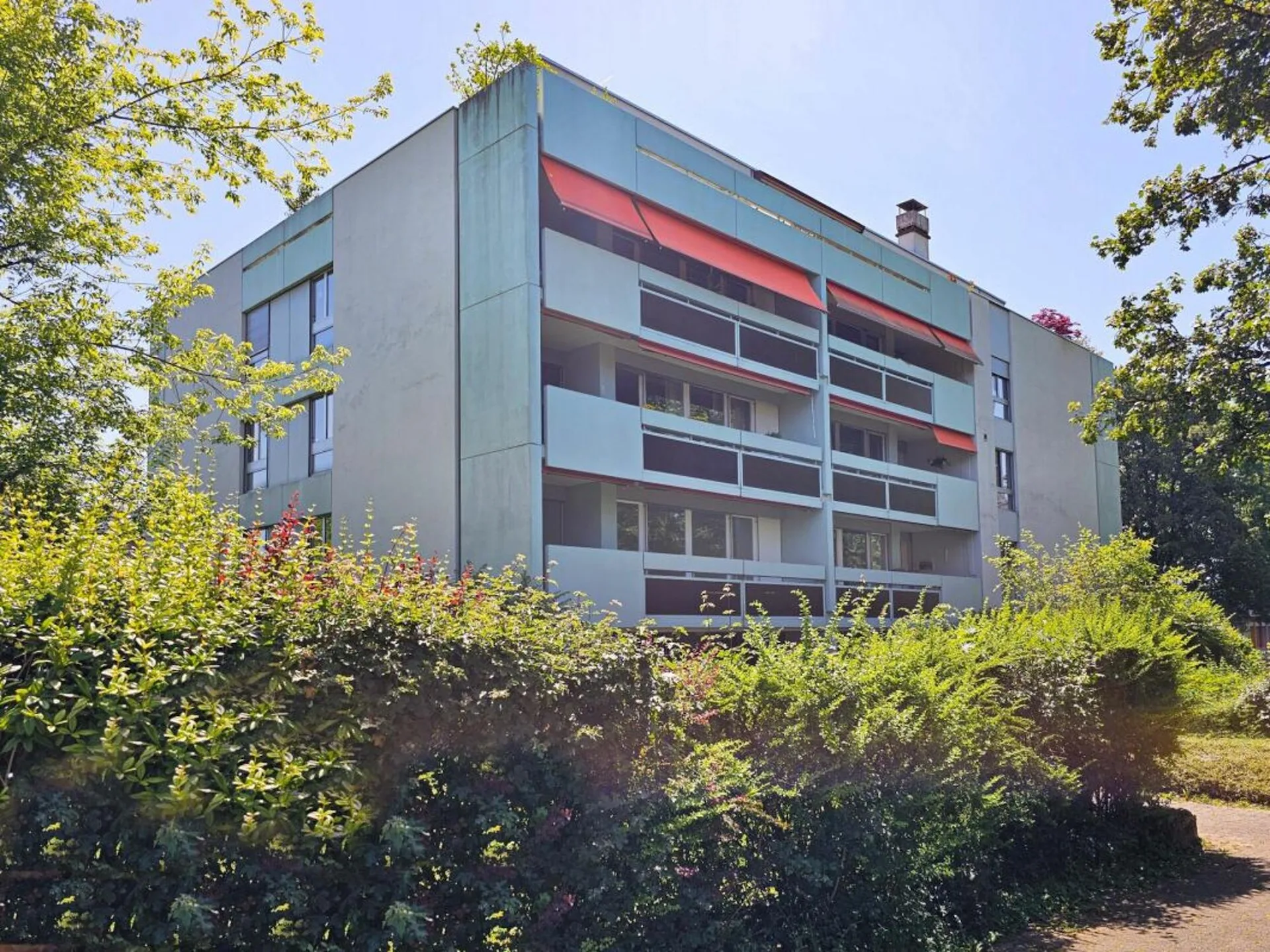 Moderne 4.5-Zi-Wohnung mit 2 Balkonen und AEP / neue Küche und Bäder