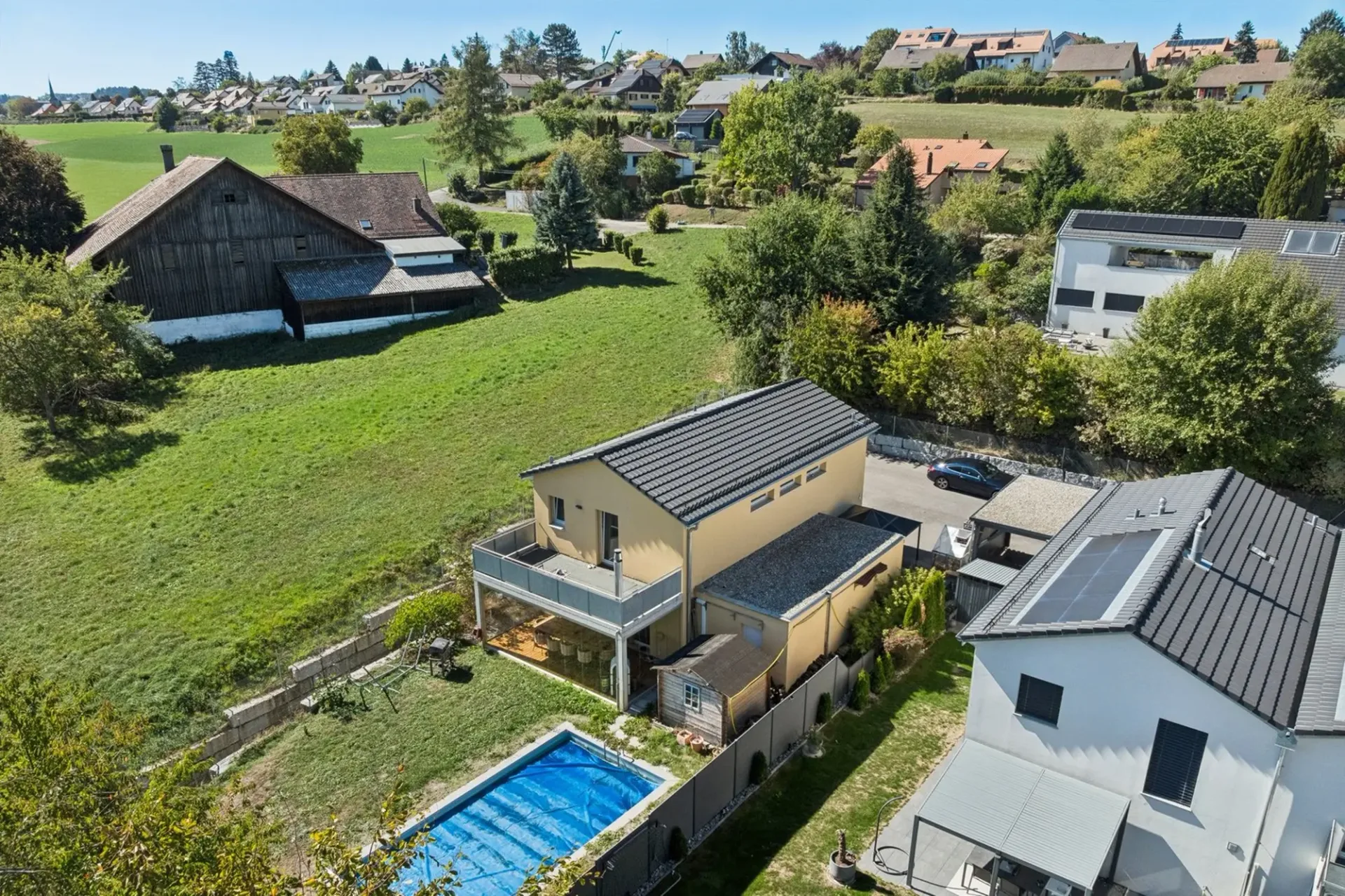 Einzelvilla im contemporary Stil mit 5.5 Zimmern und Swimmingpool in Carrouge VD