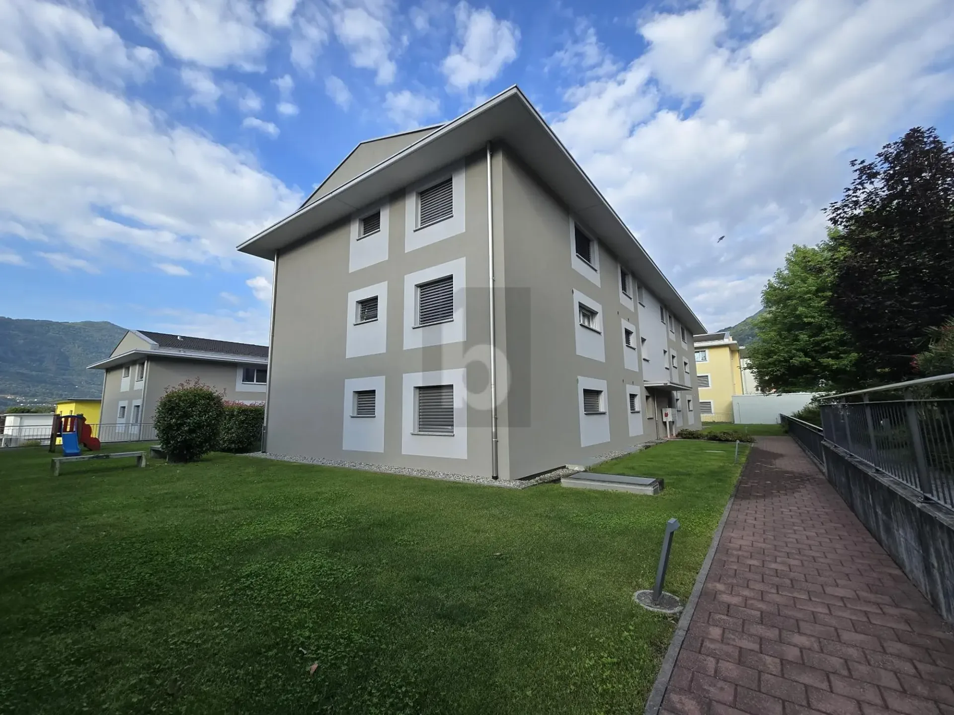 Moderne et tranquille avec terrasse