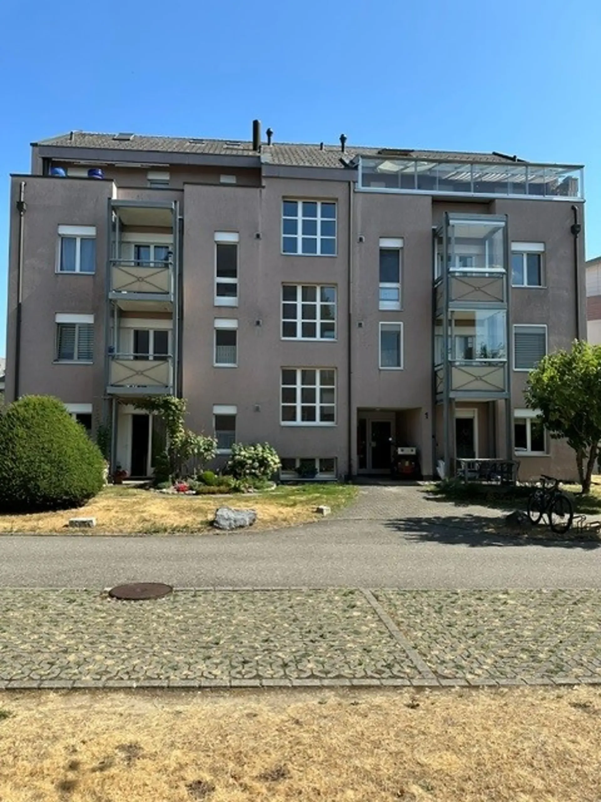 Schöne 4.5-Zimmer-Wohnung mit 2 Balkonen, Keller und Einstellhallenplatz