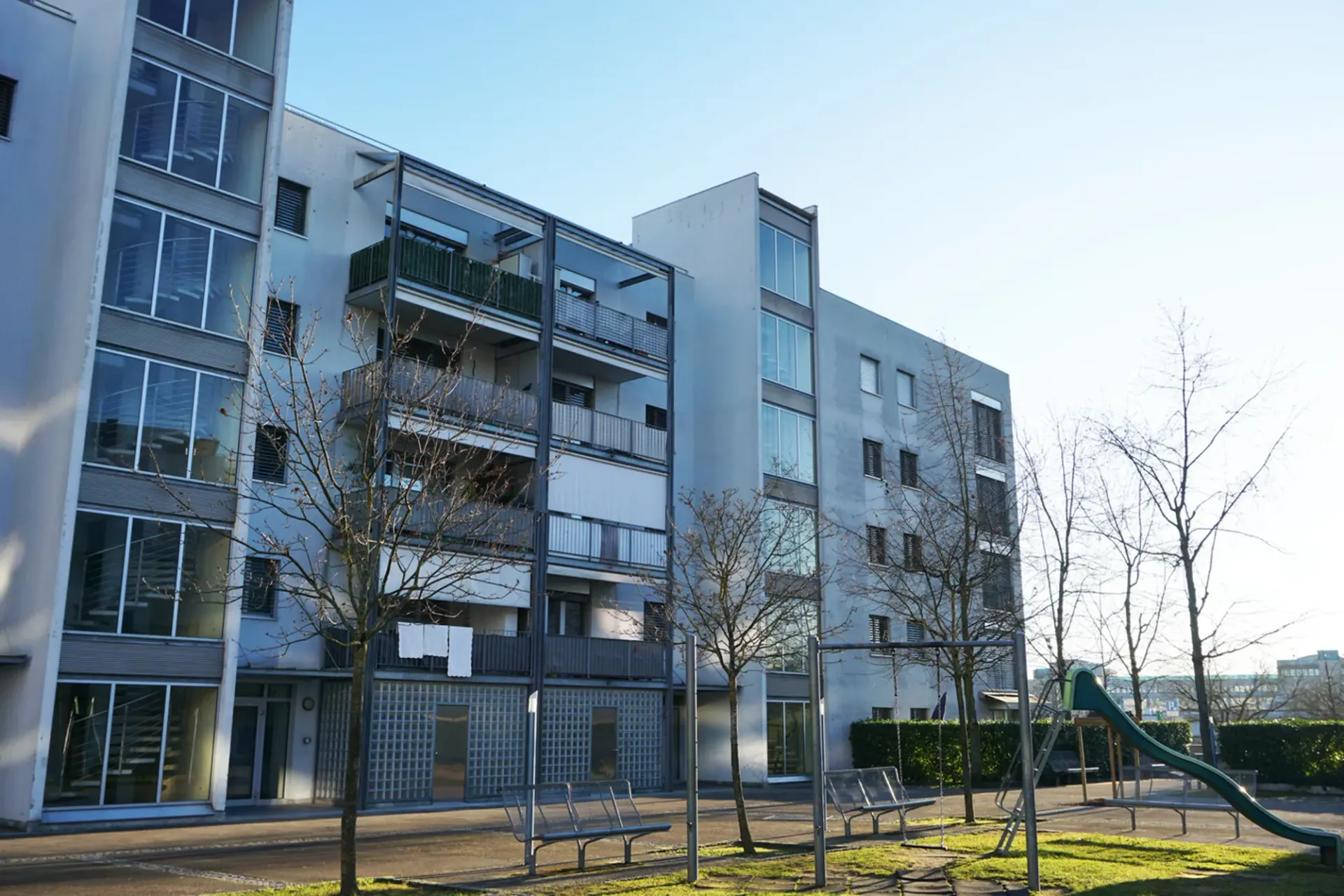 Vier-Zimmer-Wohnung mit Balkon, im 2. Stock gelegen.